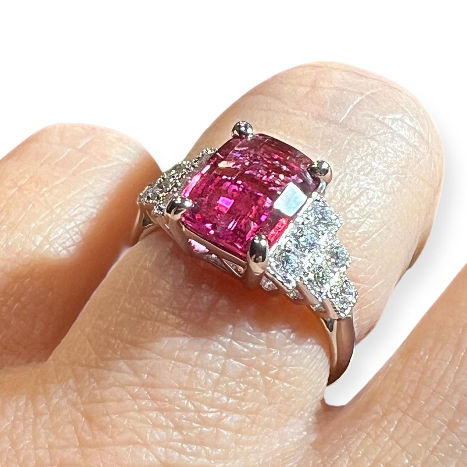 Elegante anello in oro bianco 18 carati, ispirato all'intramontabile estetica Art Déco, realizzato intorno agli anni '90.
Al centro brilla una magnifica tormalina rubellite da 5,90 carati, che mostra ricche e vibranti sfumature di rosa e lampone.
La