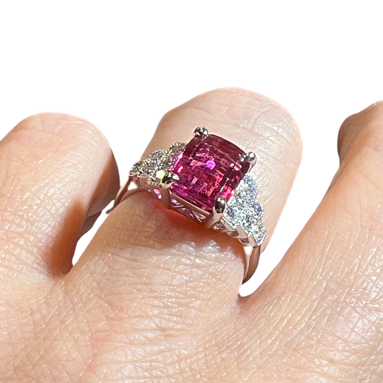 Art Déco Anello in oro bianco 18K con rubellite e diamanti da 5,90 carati - stile Art Deco (circa 1990) in vendita