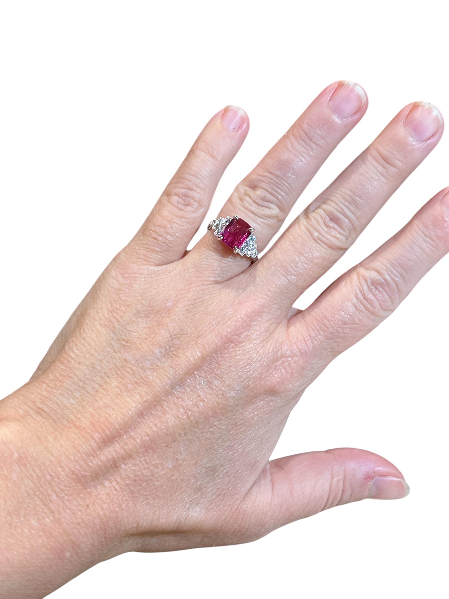 Quadrato Anello in oro bianco 18K con rubellite e diamanti da 5,90 carati - stile Art Deco (circa 1990) in vendita
