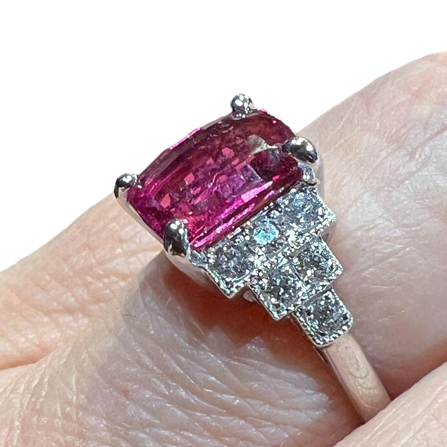 Anello in oro bianco 18K con rubellite e diamanti da 5,90 carati - stile Art Deco (circa 1990) In condizioni buone in vendita a SAINT-OUEN-SUR-SEINE, FR