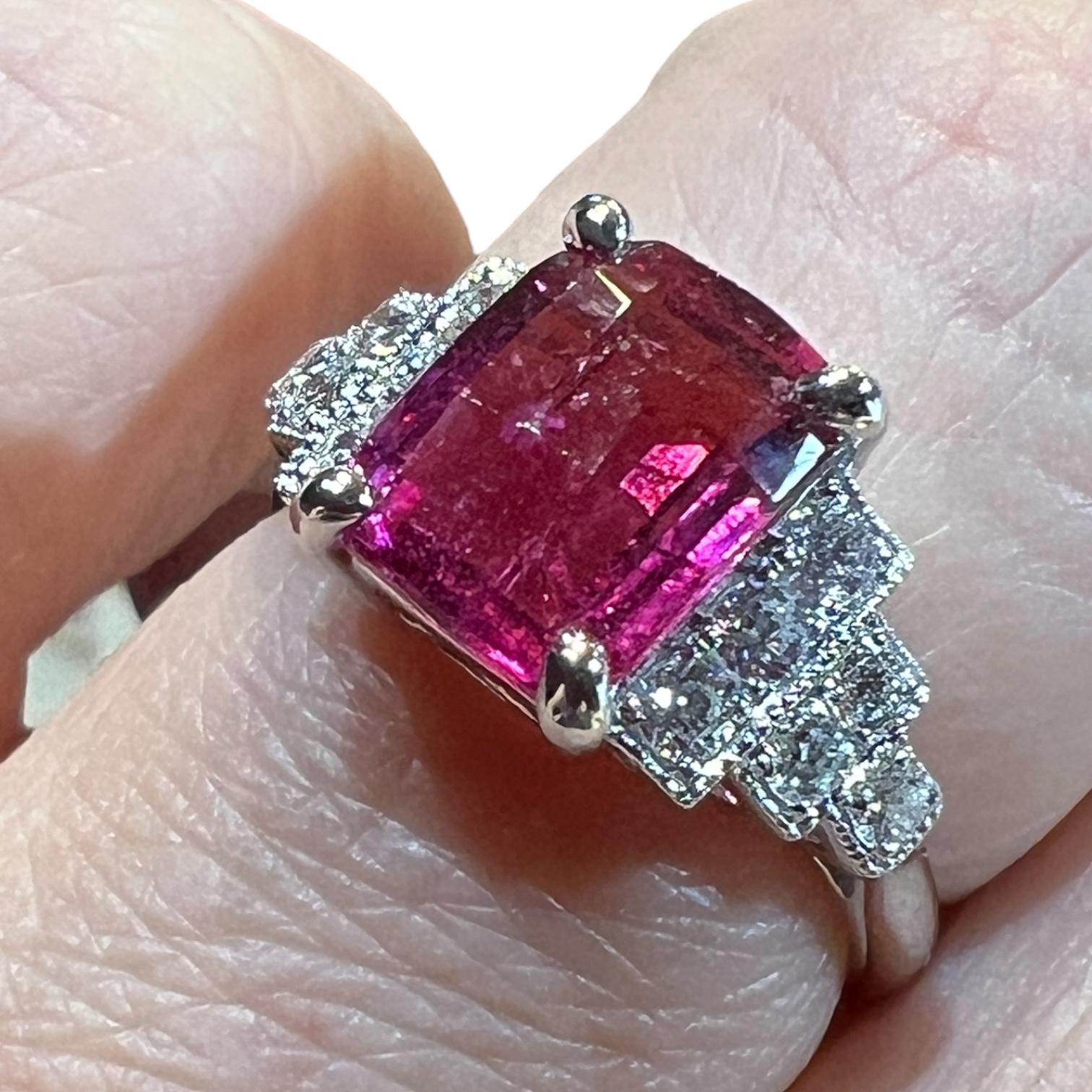 da uomo o donna Anello in oro bianco 18K con rubellite e diamanti da 5,90 carati - stile Art Deco (circa 1990) in vendita