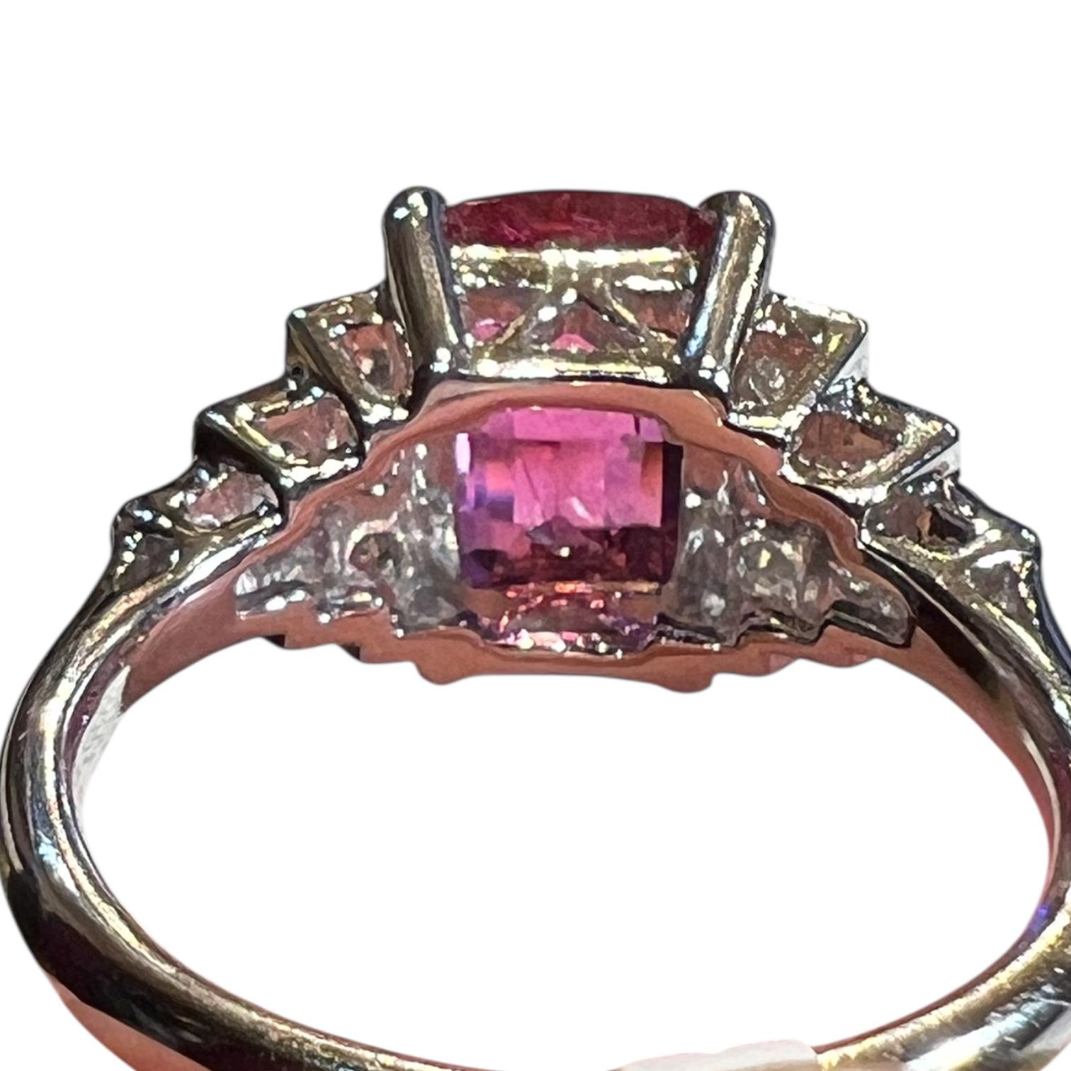 Anello in oro bianco 18K con rubellite e diamanti da 5,90 carati - stile Art Deco (circa 1990) in vendita 1