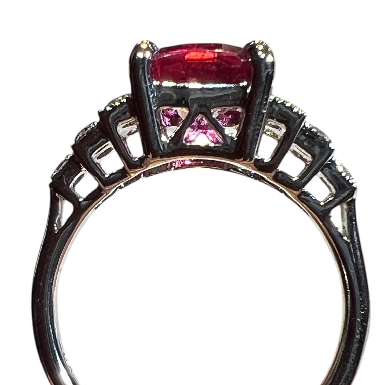 Anello in oro bianco 18K con rubellite e diamanti da 5,90 carati - stile Art Deco (circa 1990) in vendita 3
