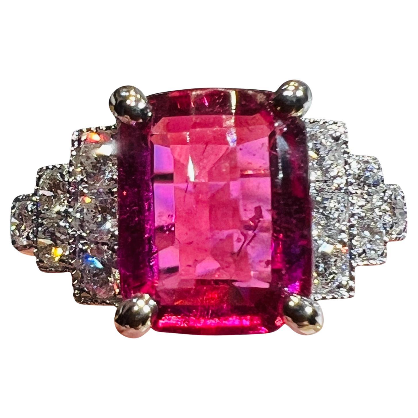 Anello in oro bianco 18K con rubellite e diamanti da 5,90 carati - stile Art Deco (circa 1990) in vendita