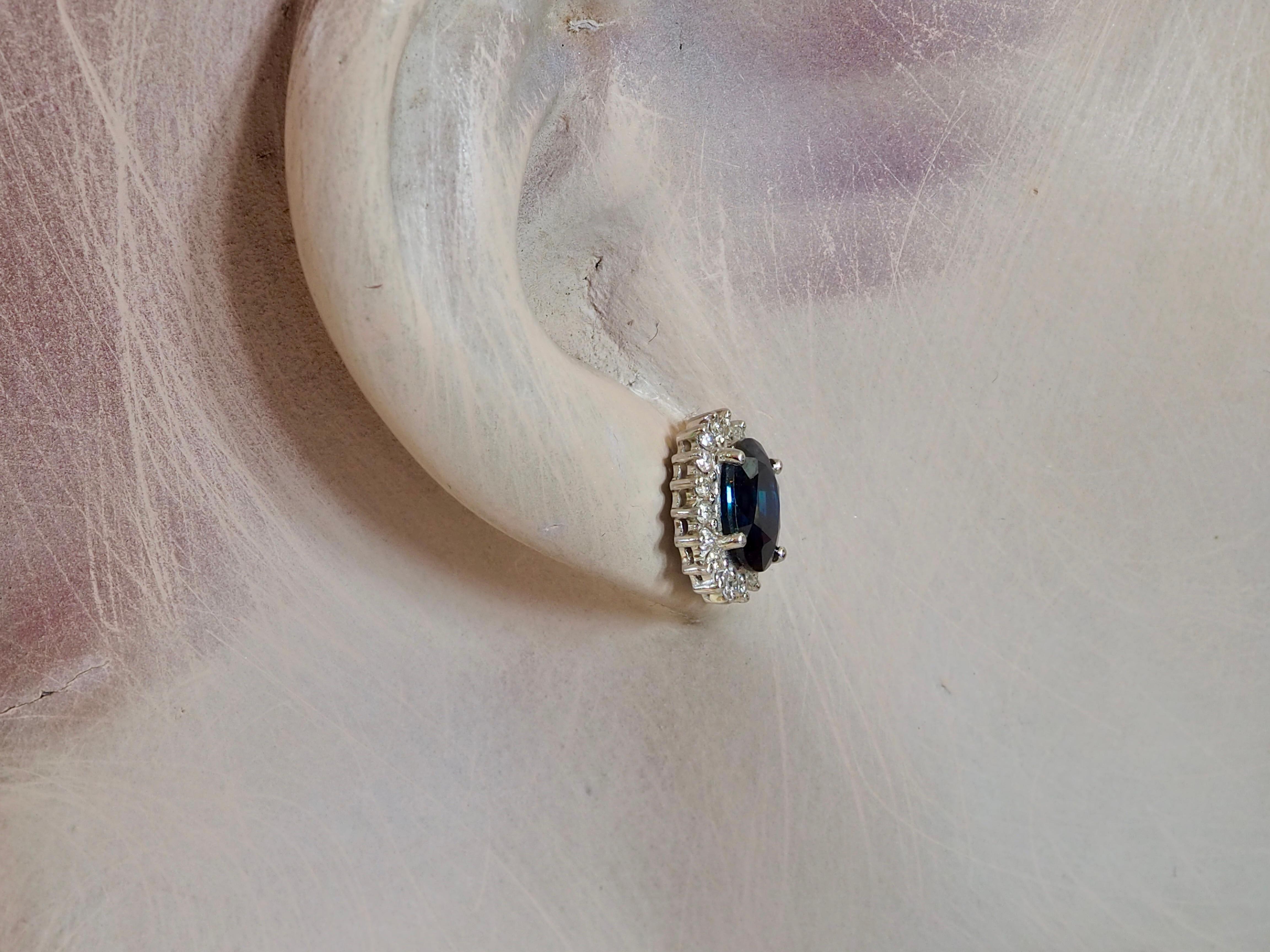 Orecchini in oro bianco 18 carati con zaffiro blu profondo tailandese da 5,90 carati e diamante da 0,52 carati in vendita 3