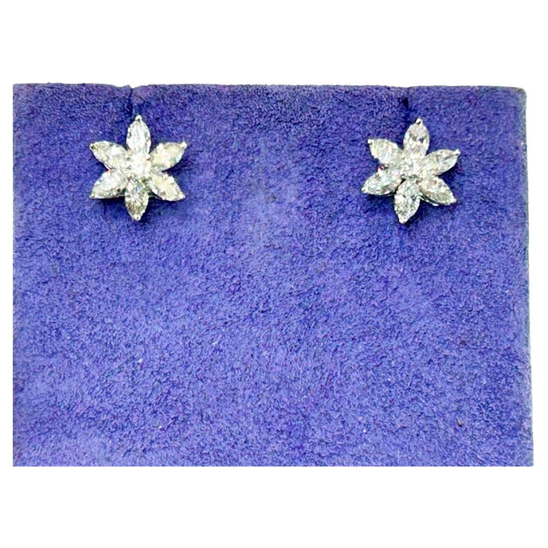 Orecchini con diamanti a 6 petali 18KWG 1.44CTS 

Eleganza con questi squisiti orecchini a perno con diamante a 6 petali in oro bianco 18 carati. Realizzati alla perfezione, questi orecchini presentano una disposizione armoniosa di 12 diamanti