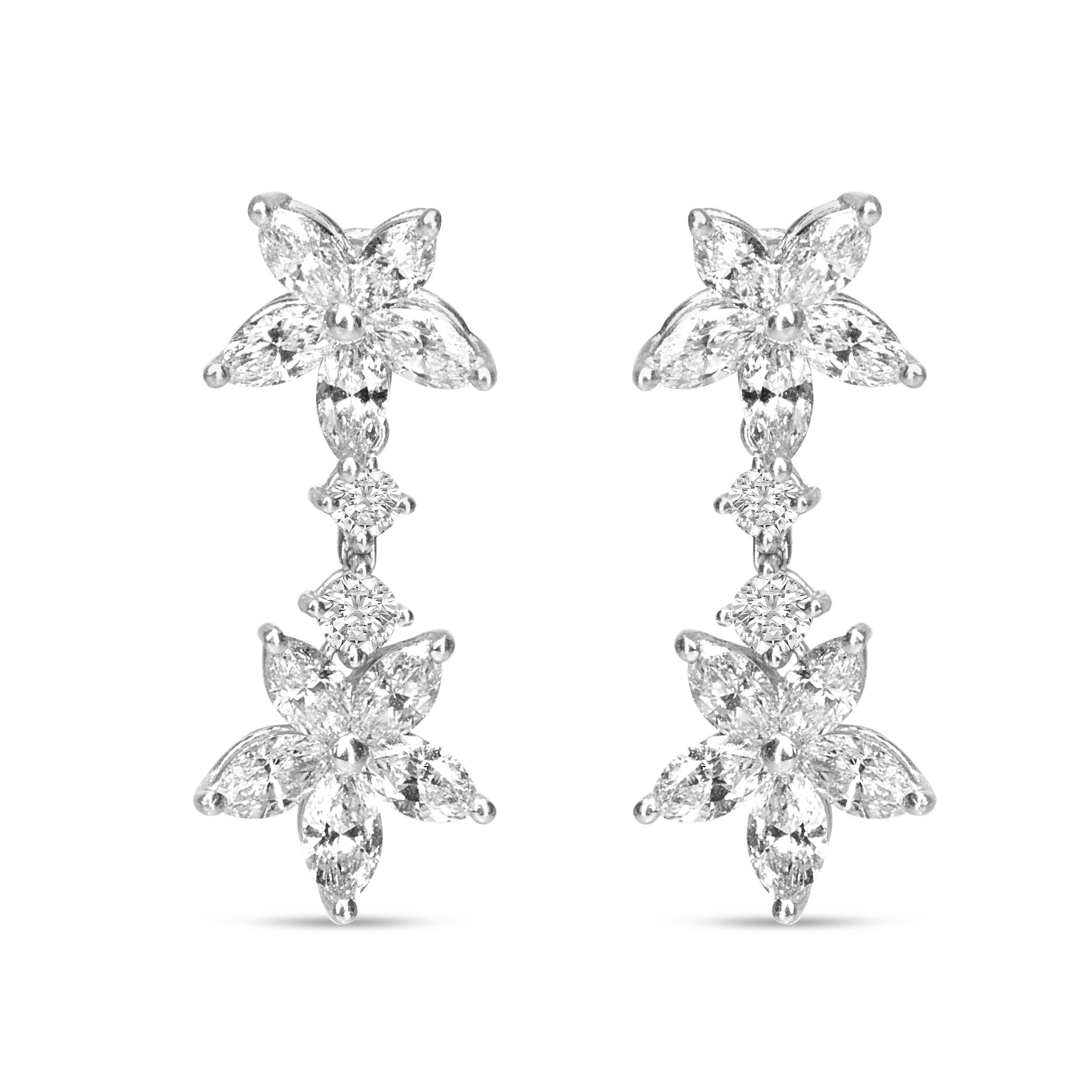 Ces ravissantes boucles d'oreilles pendantes à fleurs en diamant marquise sont élégamment féminines, conçues dans un design inspiré du travail artistique de Mère Nature. Des diamants marquises scintillants, sertis à la griffe, forment la base de