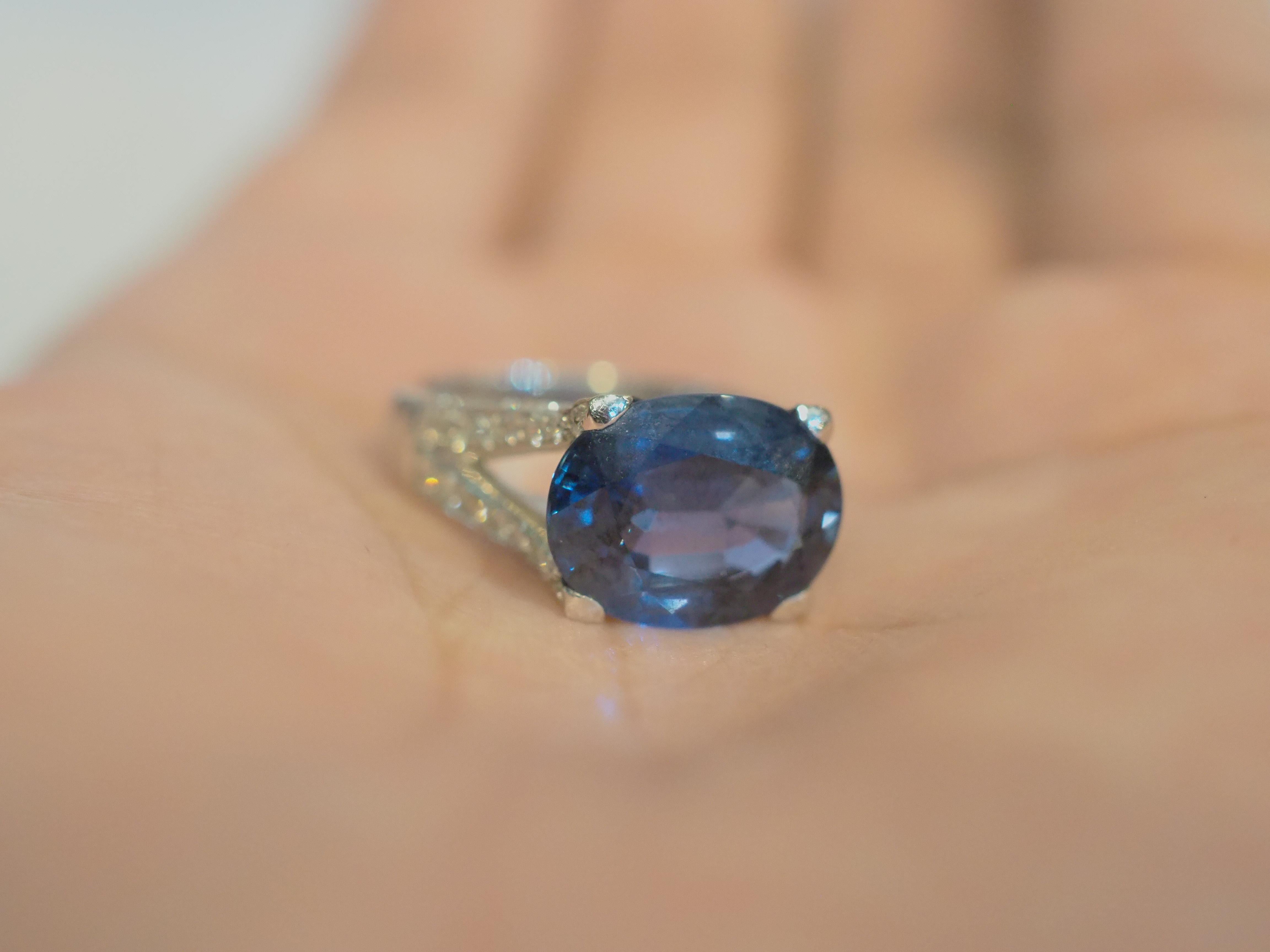 18k White Gold 6.07ct Blue Sapphire & 0.90ct Diamond Cocktail Ring For Sale 3