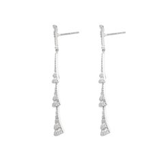 Boucles d'oreilles pendantes en forme de lustre à plusieurs niveaux en or blanc 18 carats, ornées de diamants totalisant 6,19 carats