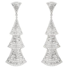 Boucles d'oreilles pendantes en forme de lustre à plusieurs niveaux en or blanc 18 carats, ornées de diamants totalisant 6,19 carats
