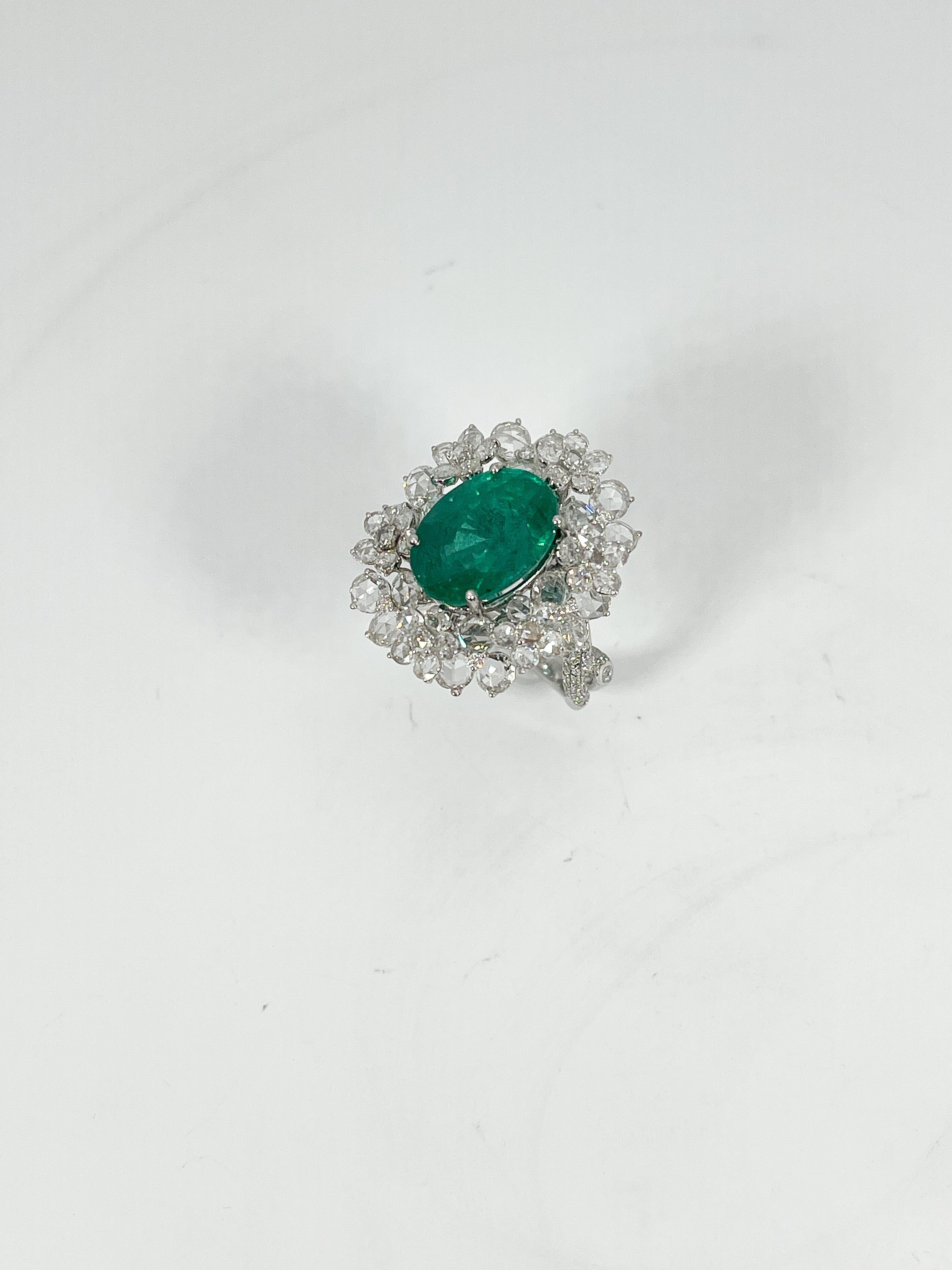 Anillo de oro blanco de 18 quilates de 6,58 quilates de esmeralda ovalada talla brillante y 3,42 quilates de diamantes Corte oval en venta