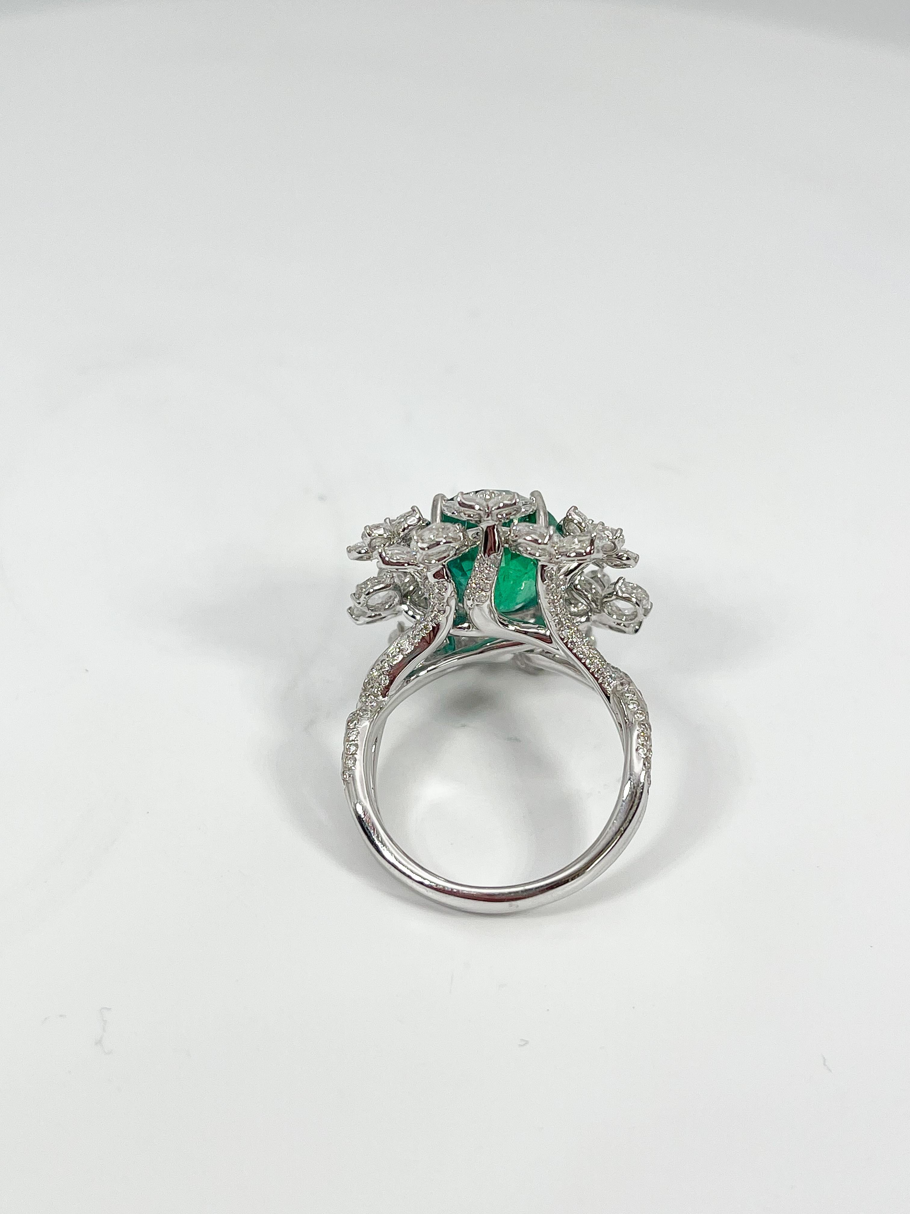 Anillo de oro blanco de 18 quilates de 6,58 quilates de esmeralda ovalada talla brillante y 3,42 quilates de diamantes en Bueno estado para la venta en Stuart, FL