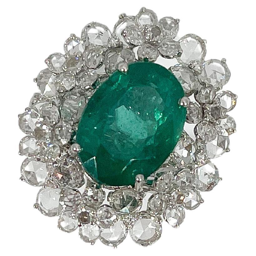 Anillo de oro blanco de 18 quilates de 6,58 quilates de esmeralda ovalada talla brillante y 3,42 quilates de diamantes en venta