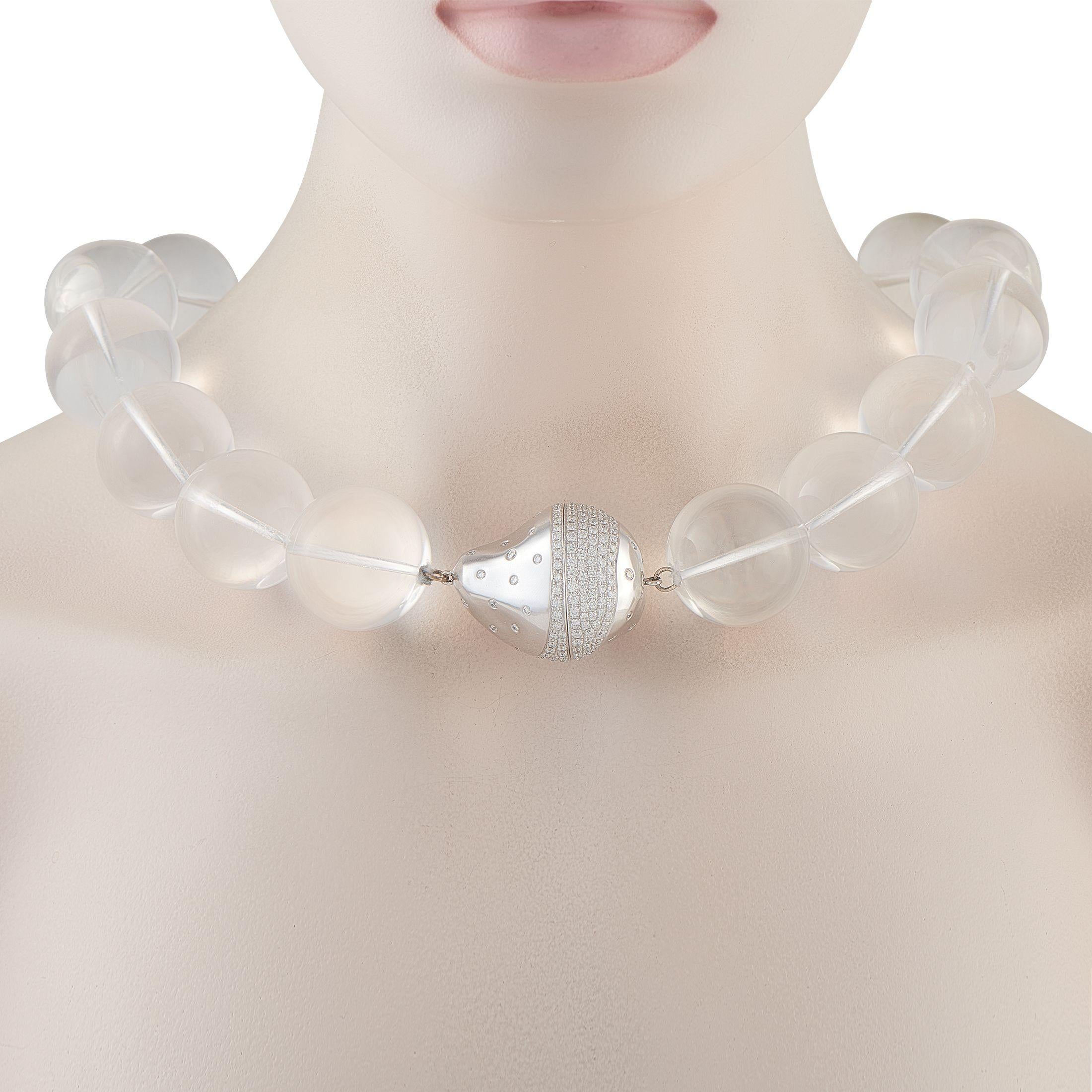 Questa collana artistica è audace e impossibile da ignorare. Progettato per farsi notare, i cristalli di rocca italiani sovradimensionati rendono questo pezzo a dir poco mozzafiato. La chiusura in oro bianco 18 carati funge da punto focale grazie