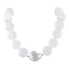 Collar de oro blanco de 18 quilates con 6,58 ct de diamantes y cristal de roca MF01-071025