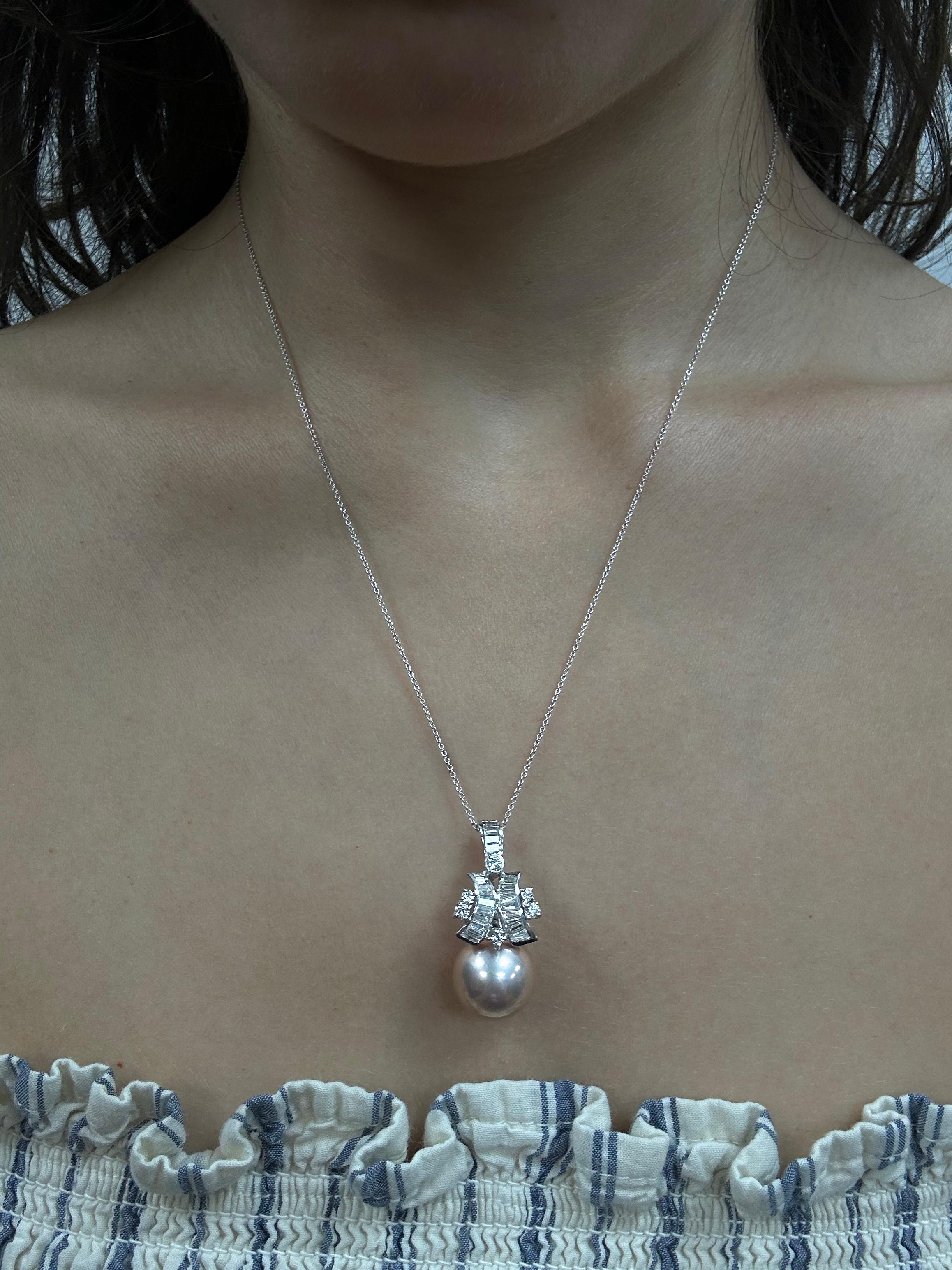 Collar Colgante Oro Blanco 18K .65ct Diamante y Perla Rosa en Bueno estado para la venta en New York, NY