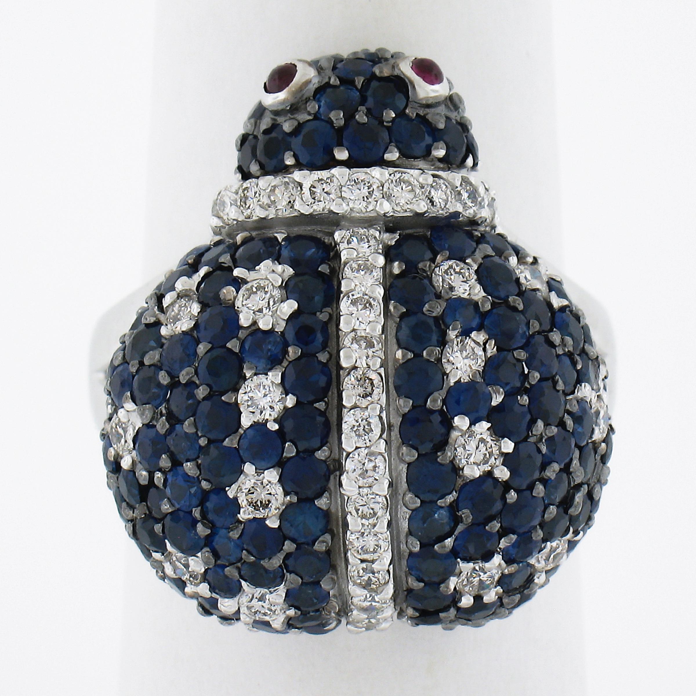 Dieser wunderbare, skurrile Ring sieht aus wie ein aufgeblasener Marienkäfer mit sehr schönen blauen runden Saphiren und Diamanten im Vollschliff - super Qualität. Viel Spaß!

--Stein(e):--
(38) Natürliche echte Diamanten - runder Brillantschliff -