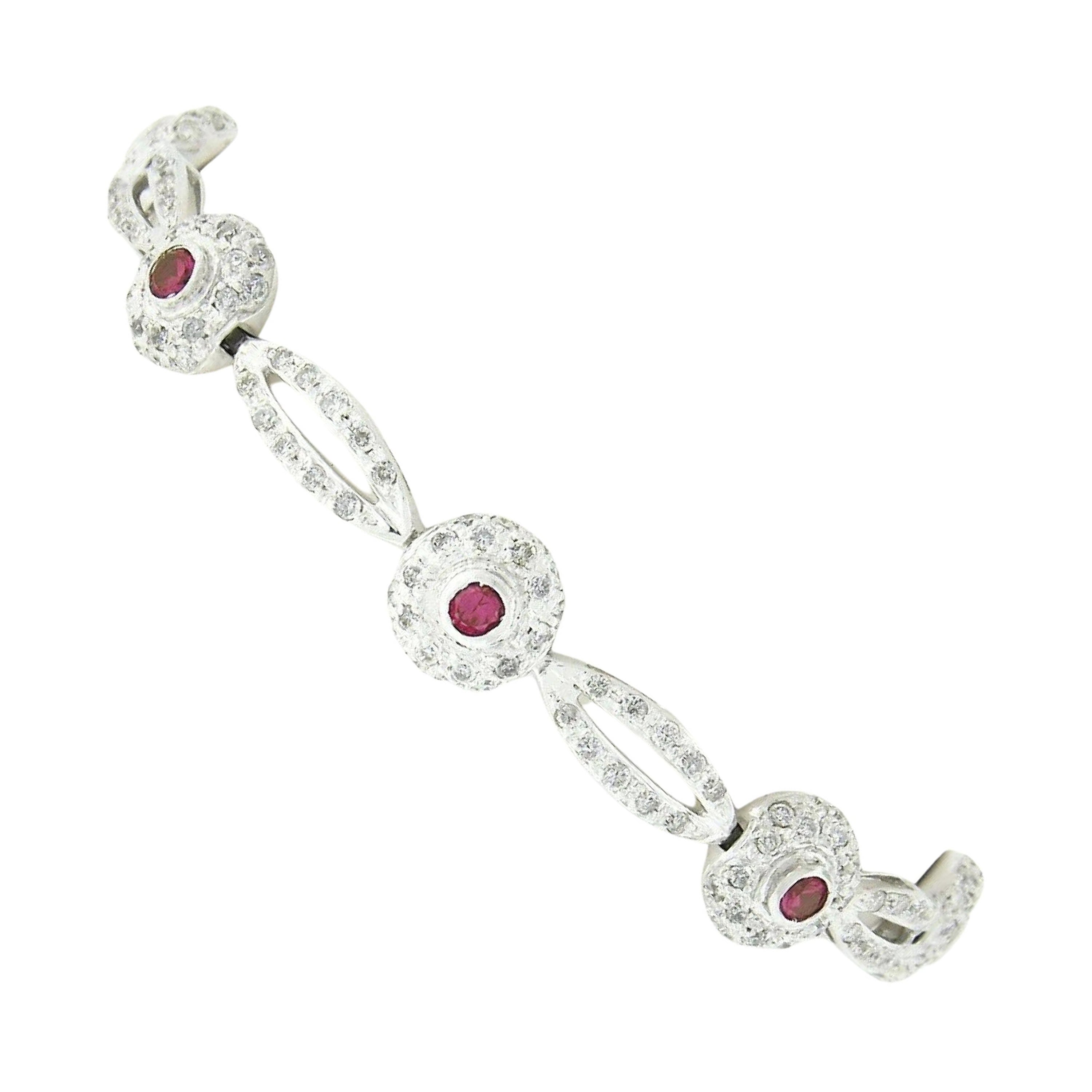 Oro blanco de 18 quilates Pulsera de tenis de eslabones abiertos de 6,75" con diamantes redondos pavé y bisel de rubí