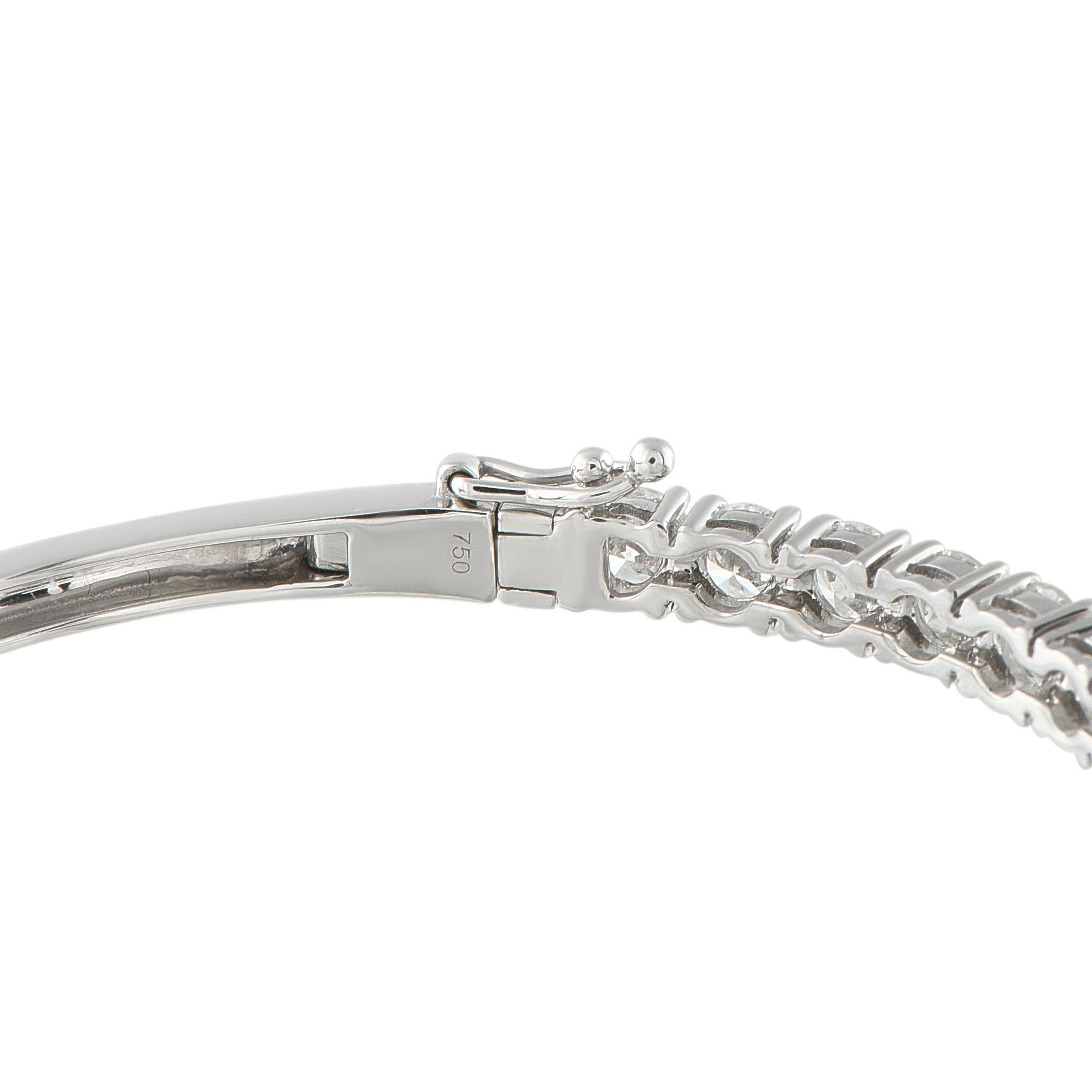 Taglio misto Bracciale Bangle in oro bianco 18 carati con diamanti da 6,75 carati in vendita