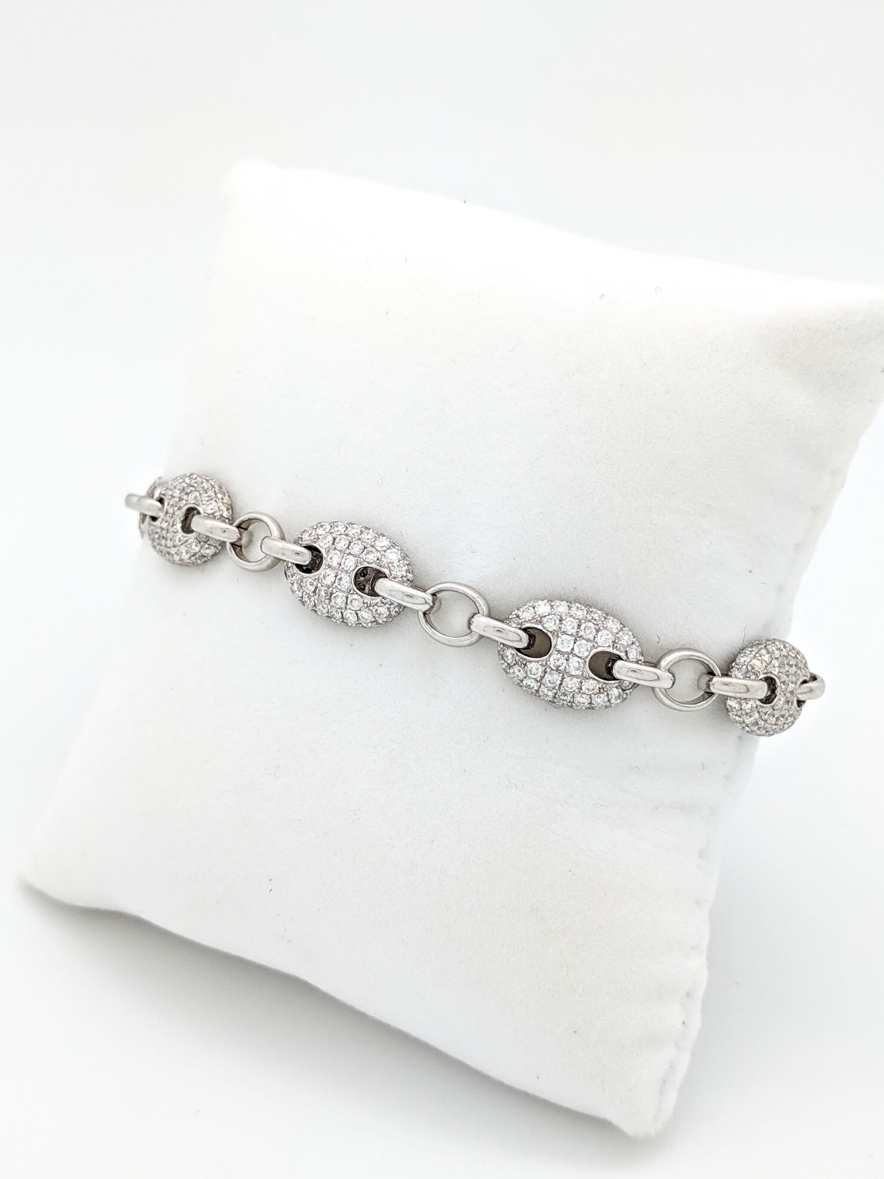 Contemporary 18 Karat White Gold 6.88 Carat Gucci Link Diamond Tennis Bracelet For Sale