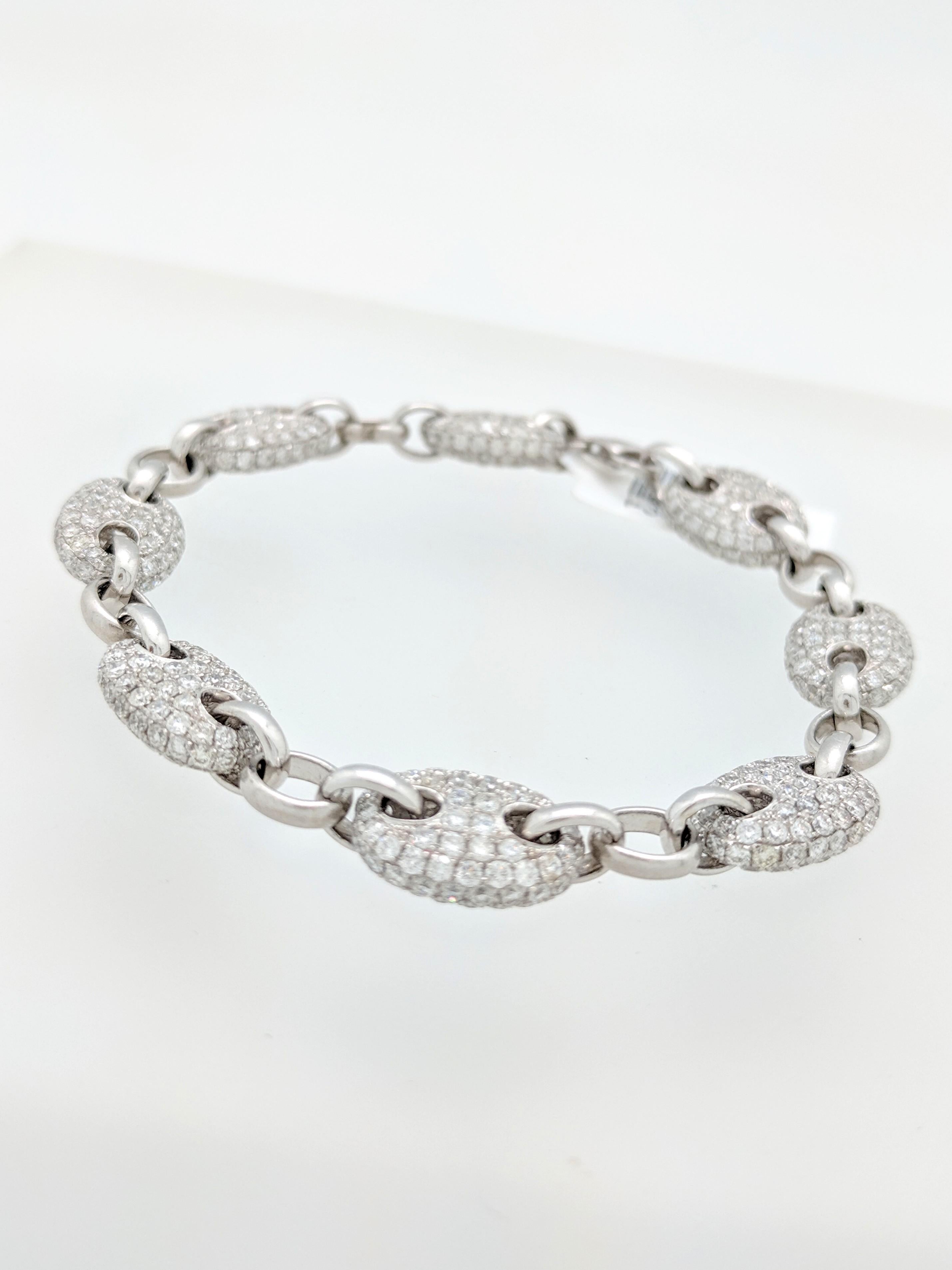 Women's 18 Karat White Gold 6.88 Carat Gucci Link Diamond Tennis Bracelet For Sale