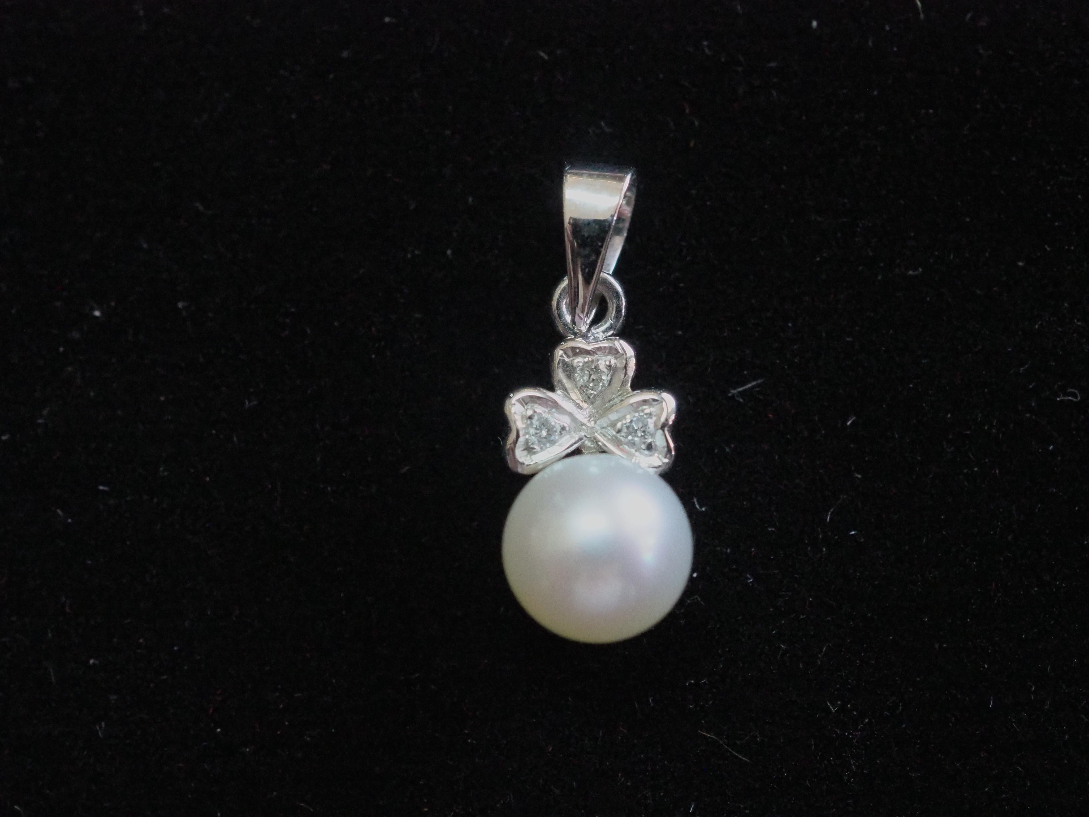 A beautiful and quality drop pendant enhancer. This beautiful piece is crafted using 18K white gold. The piece is adorned with a gorgeous 6.9mm sea pearl and with 0.03 carats of melee diamonds surrounding and icing over the white gold mounting. A