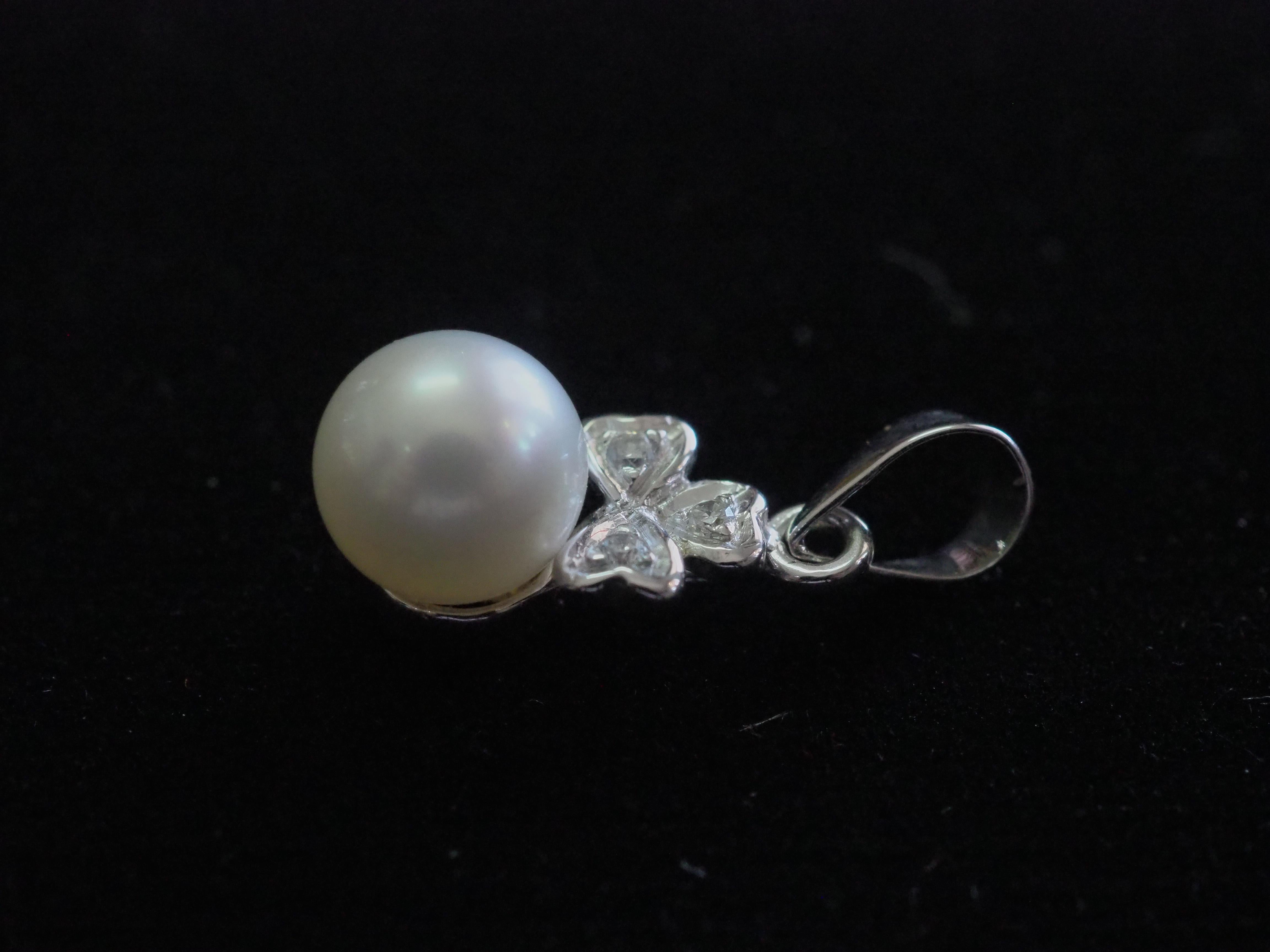 Perle Pendentif fleuri en or blanc 18 carats, perle de mer de 6,9 mm et diamant de 0,03 carat en vente