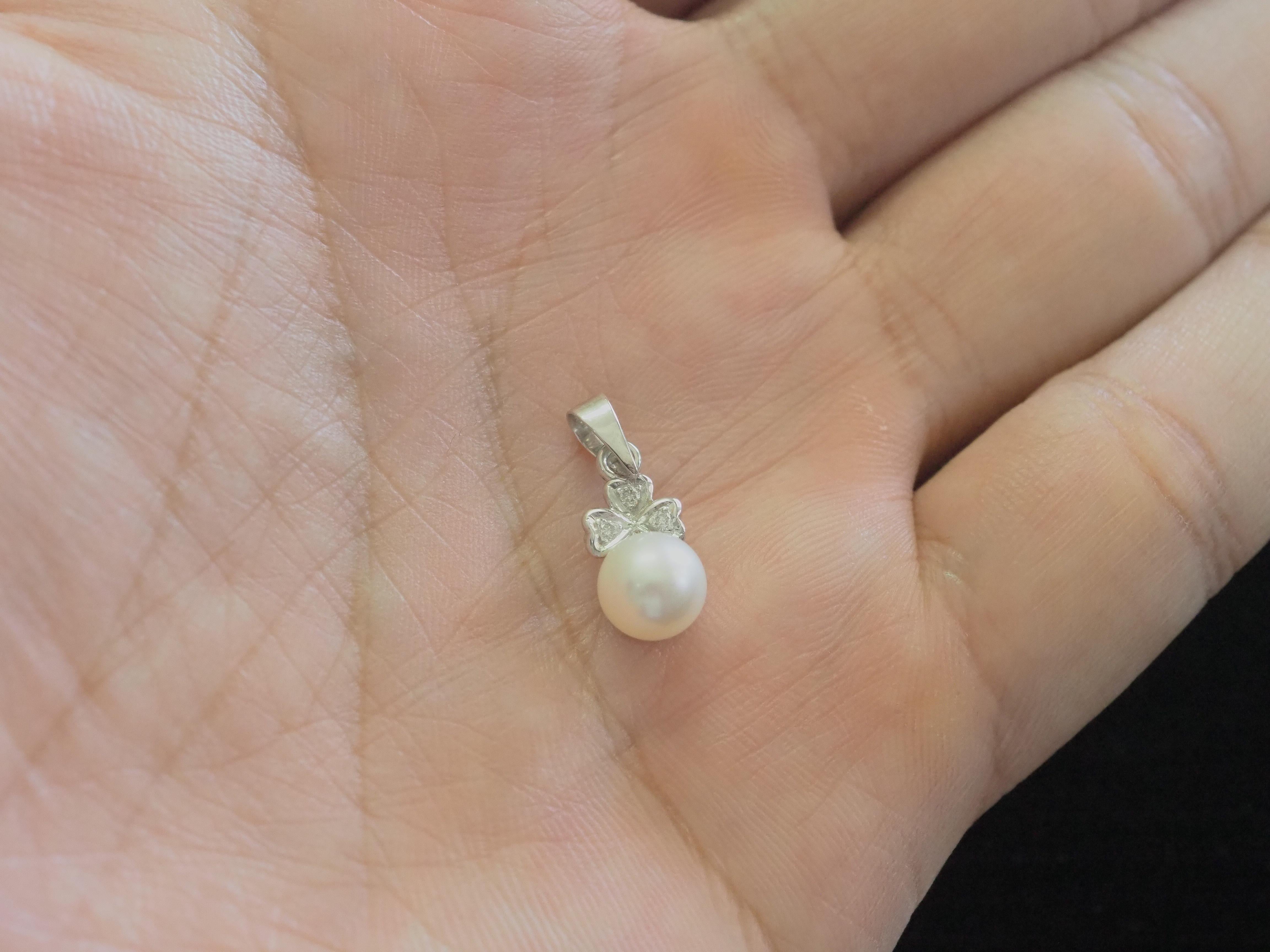 Pendentif fleuri en or blanc 18 carats, perle de mer de 6,9 mm et diamant de 0,03 carat Unisexe en vente
