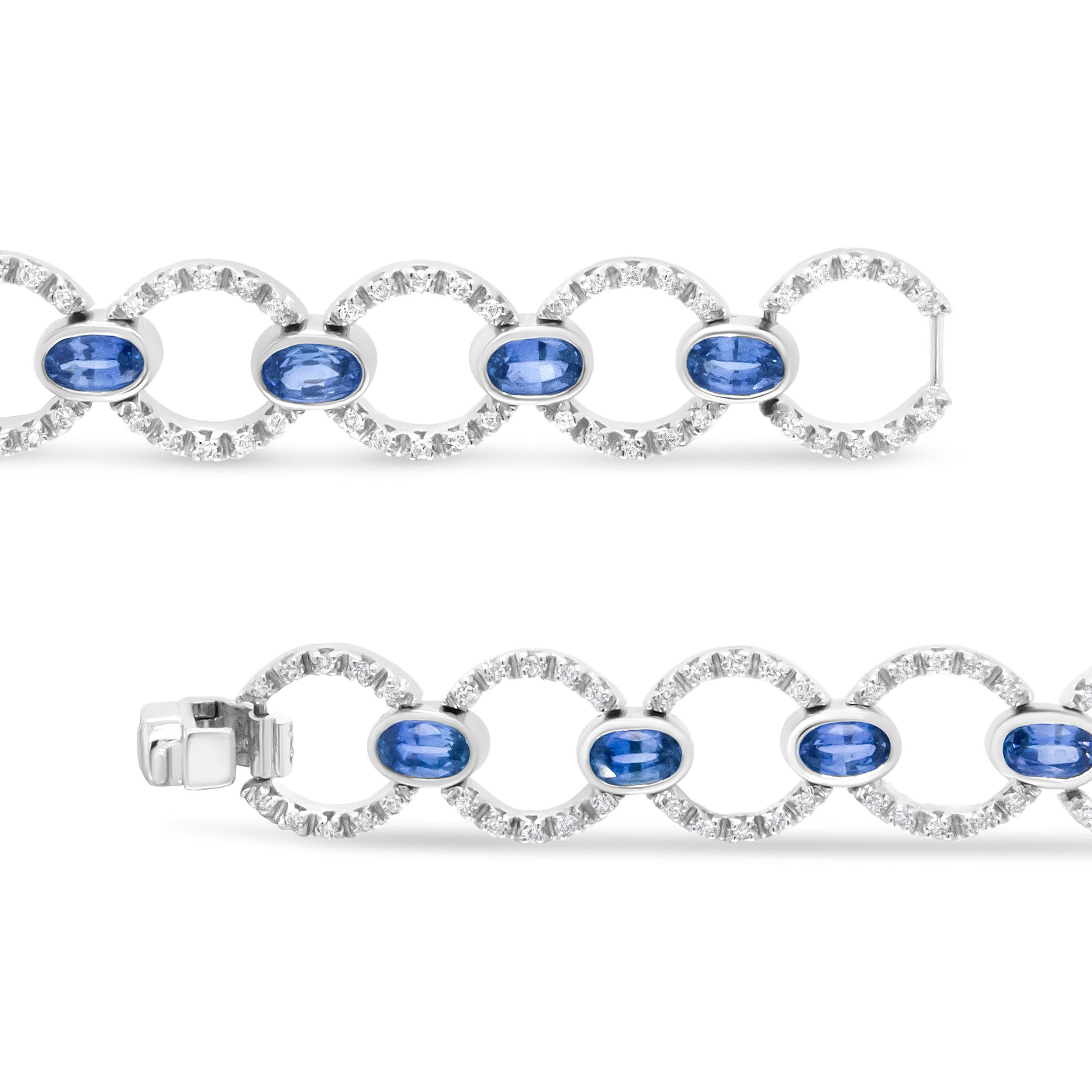 Contemporary 18K White Gold 6 Ct Diamond and Oval Blue Sapphire Openwork Circle Link Bracelet For Sale