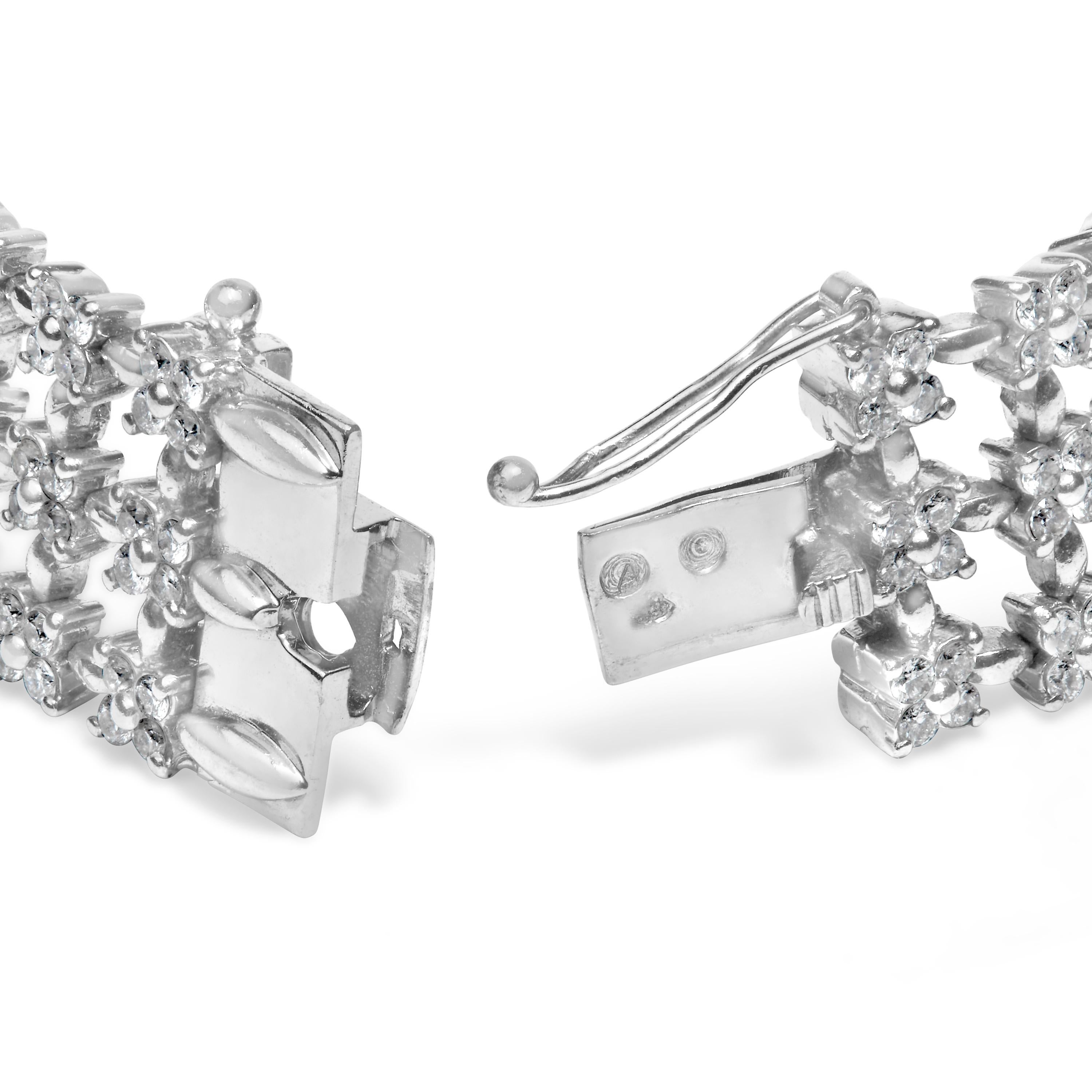 Exhalant sophistication et savoir-faire, ce bracelet époustouflant est finement ouvragé en or blanc 18 carats, rehaussé d'un plaquage rhodium étincelant pour une brillance extraordinaire. Incrustée de 7 1/2 carats de diamants naturels, elle affiche