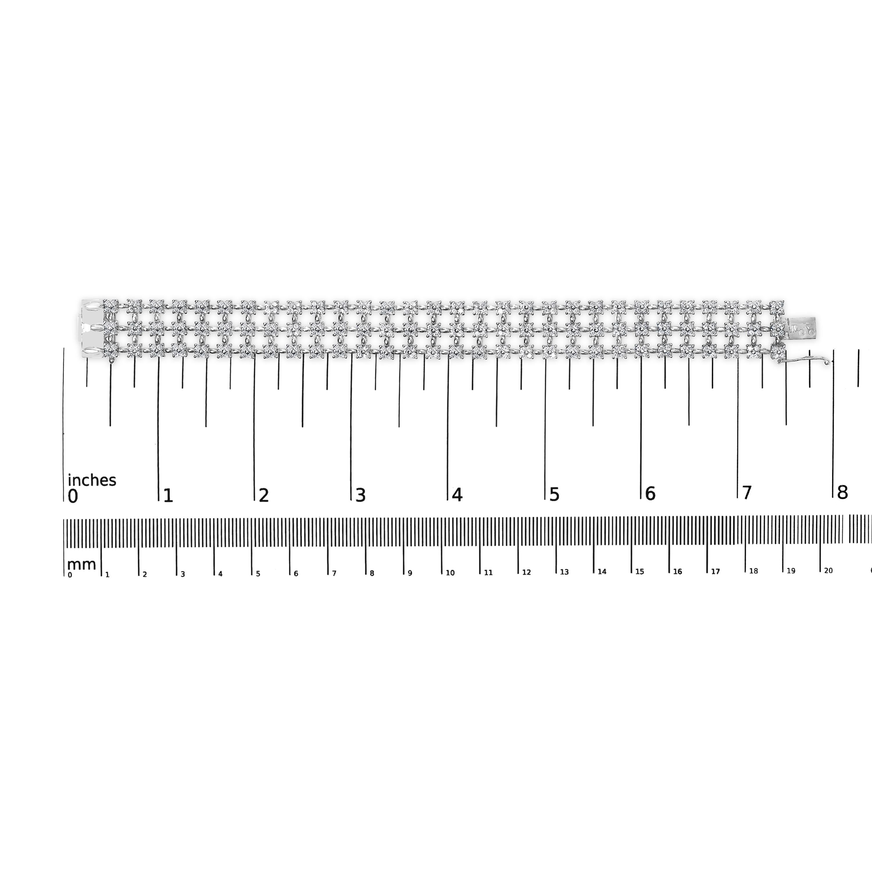 Taille ronde Bracelet à maillons floraux en or blanc 18K, 7 1/2 Cttw Diamond 3 Row en vente