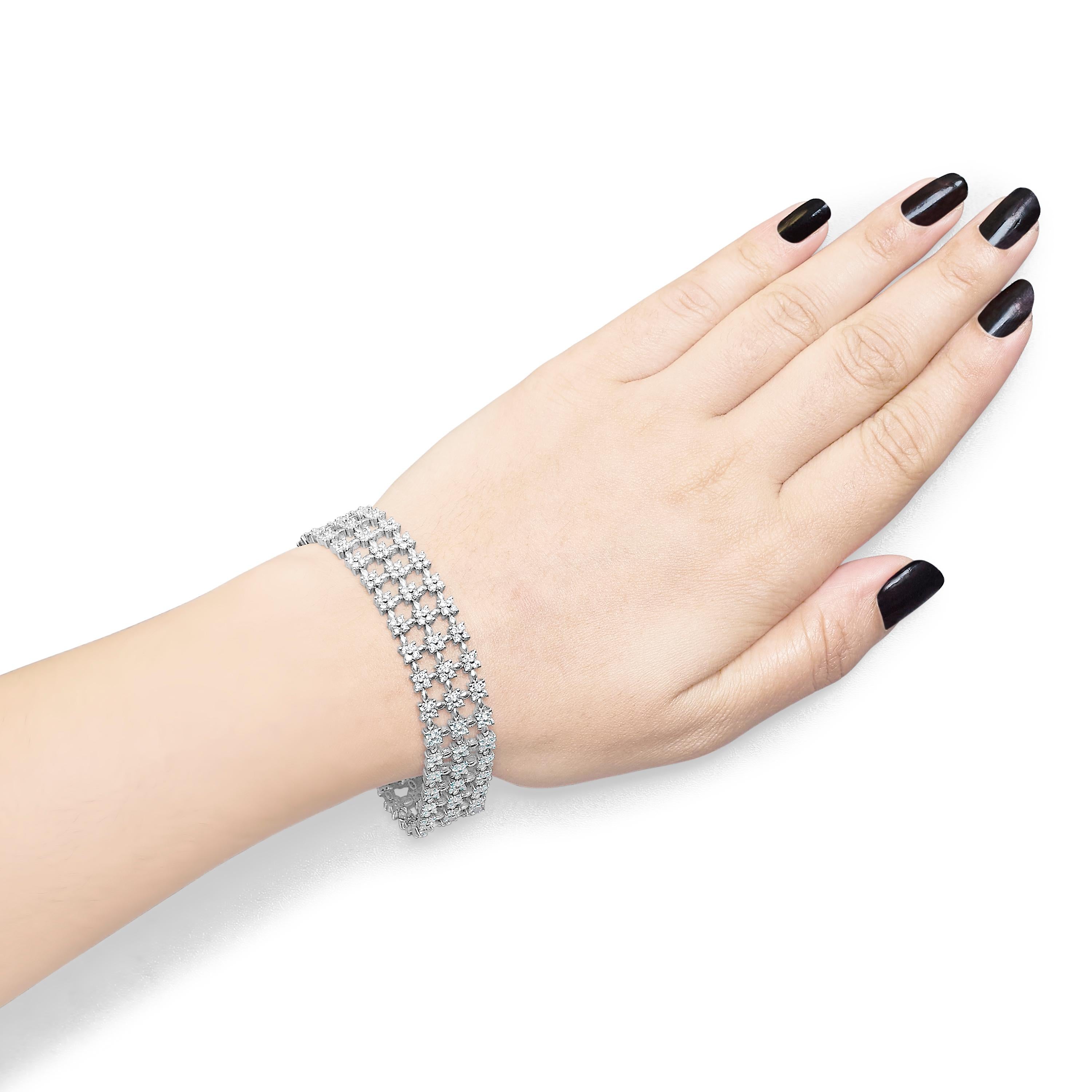 Bracelet à maillons floraux en or blanc 18K, 7 1/2 Cttw Diamond 3 Row Neuf - En vente à New York, NY
