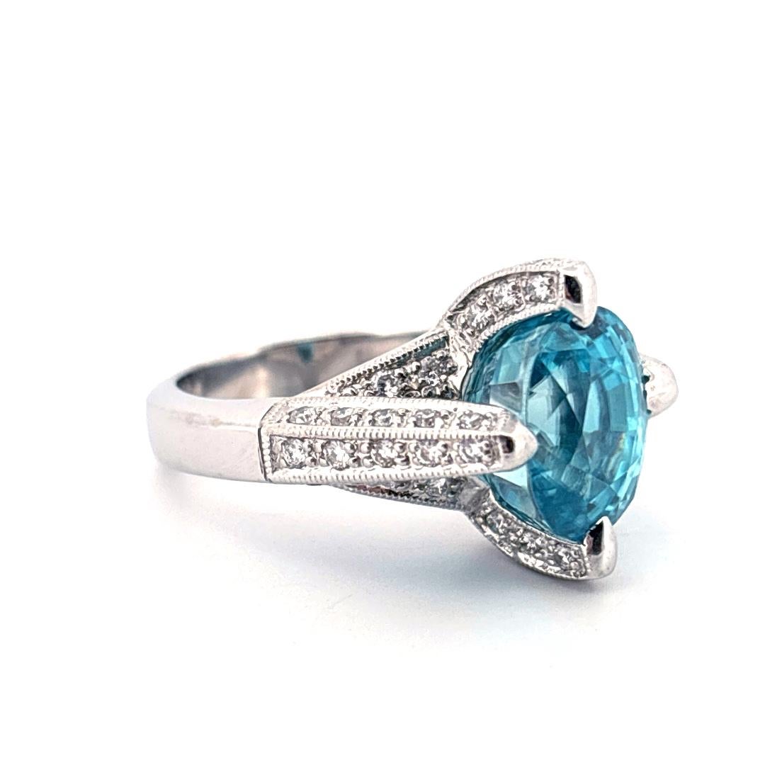 Anillo de oro blanco de 18 quilates con un circón azul de 7,00 quilates y un diamante natural de 1,10 quilates en venta 1
