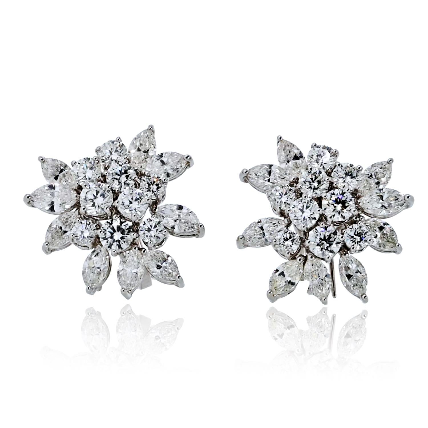 Ces superbes boucles d'oreilles sont réalisées en or blanc 18 carats et présentent un poids total éblouissant de 7,00 carats de diamants ronds et taillés en marquise. 

Le design en grappe crée une apparence pleine et rayonnante, avec des diamants