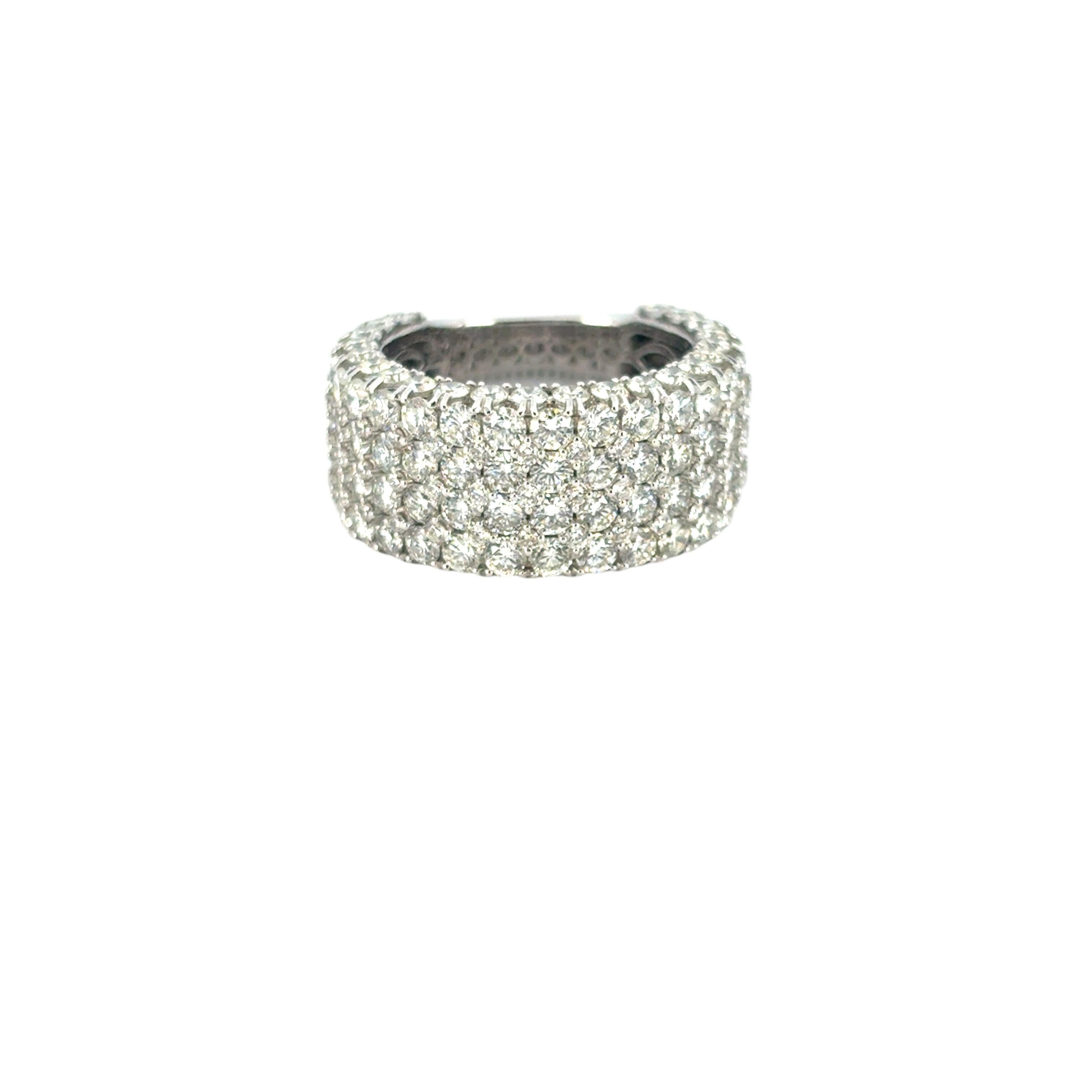 Cette magnifique bague en or pavée de diamants est en excellent état et est prête à être expédiée !

MATERIAL : Or blanc 18K
Détails des diamants : La bague comporte environ 7,05 ctw de diamants ronds et brillants naturels sertis en pavé. Les