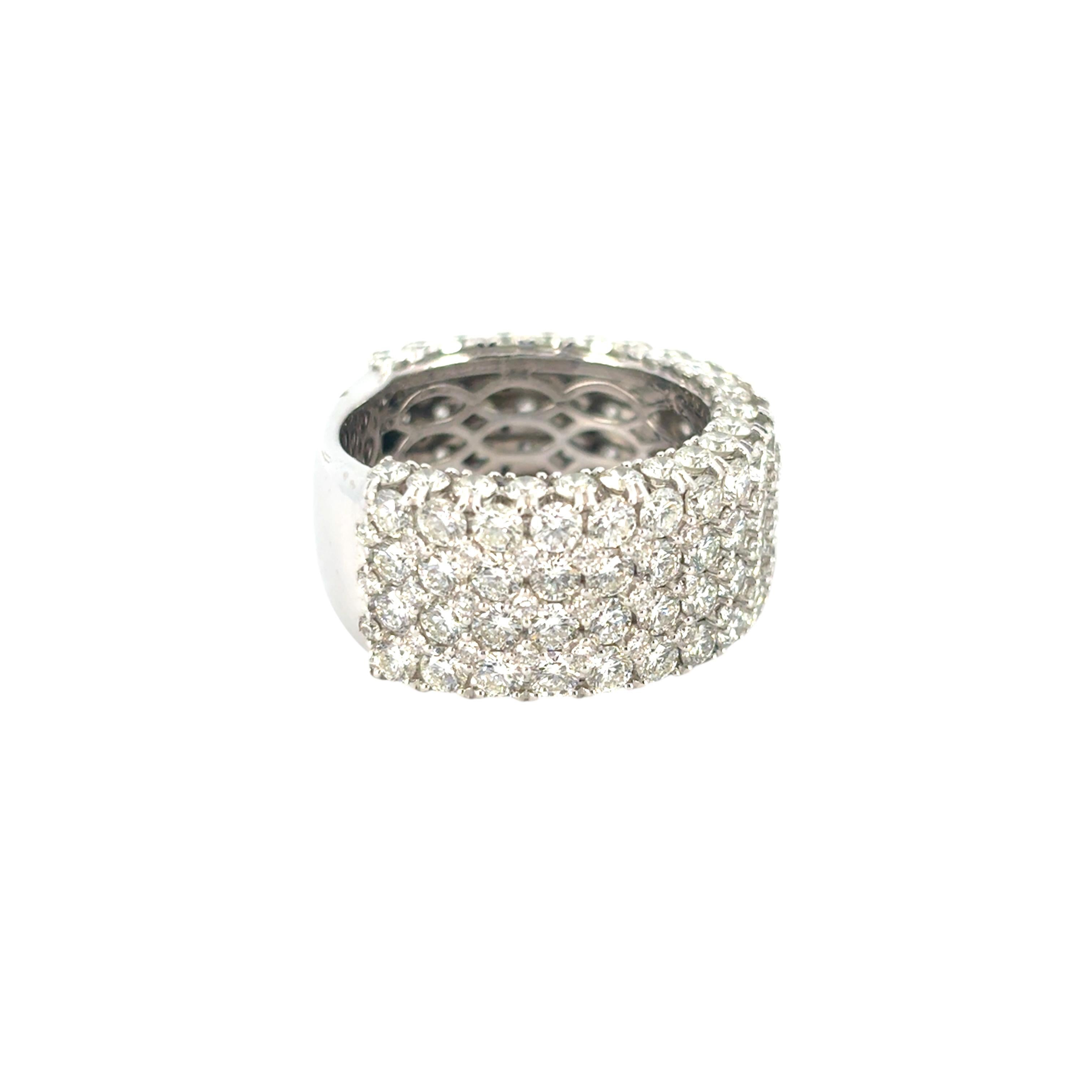 Taille ronde Bague large en or blanc 18 carats avec pavé de diamants naturels ronds brillants de 7,05 carats en vente
