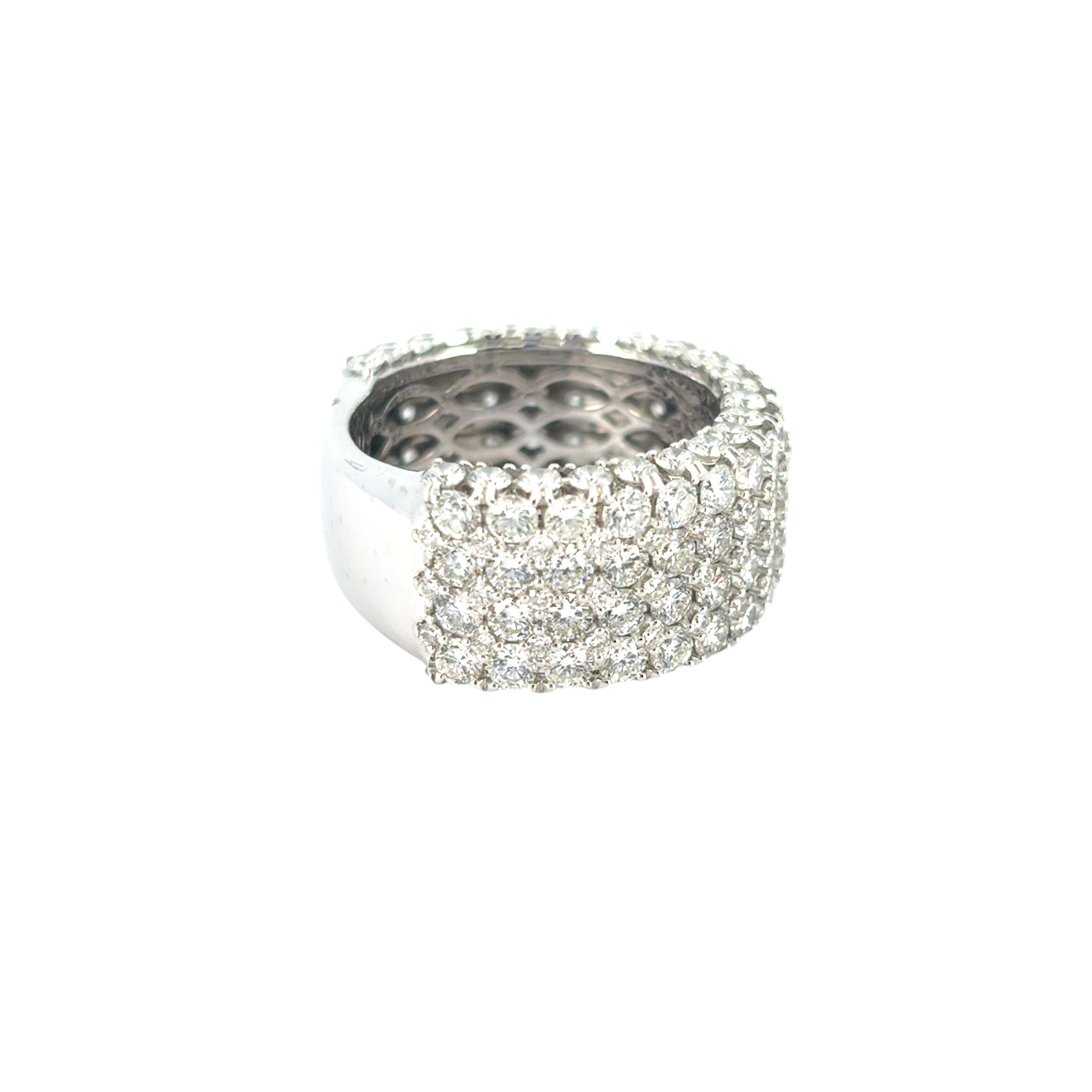 Bague large en or blanc 18 carats avec pavé de diamants naturels ronds brillants de 7,05 carats Excellent état - En vente à Boca Raton, FL