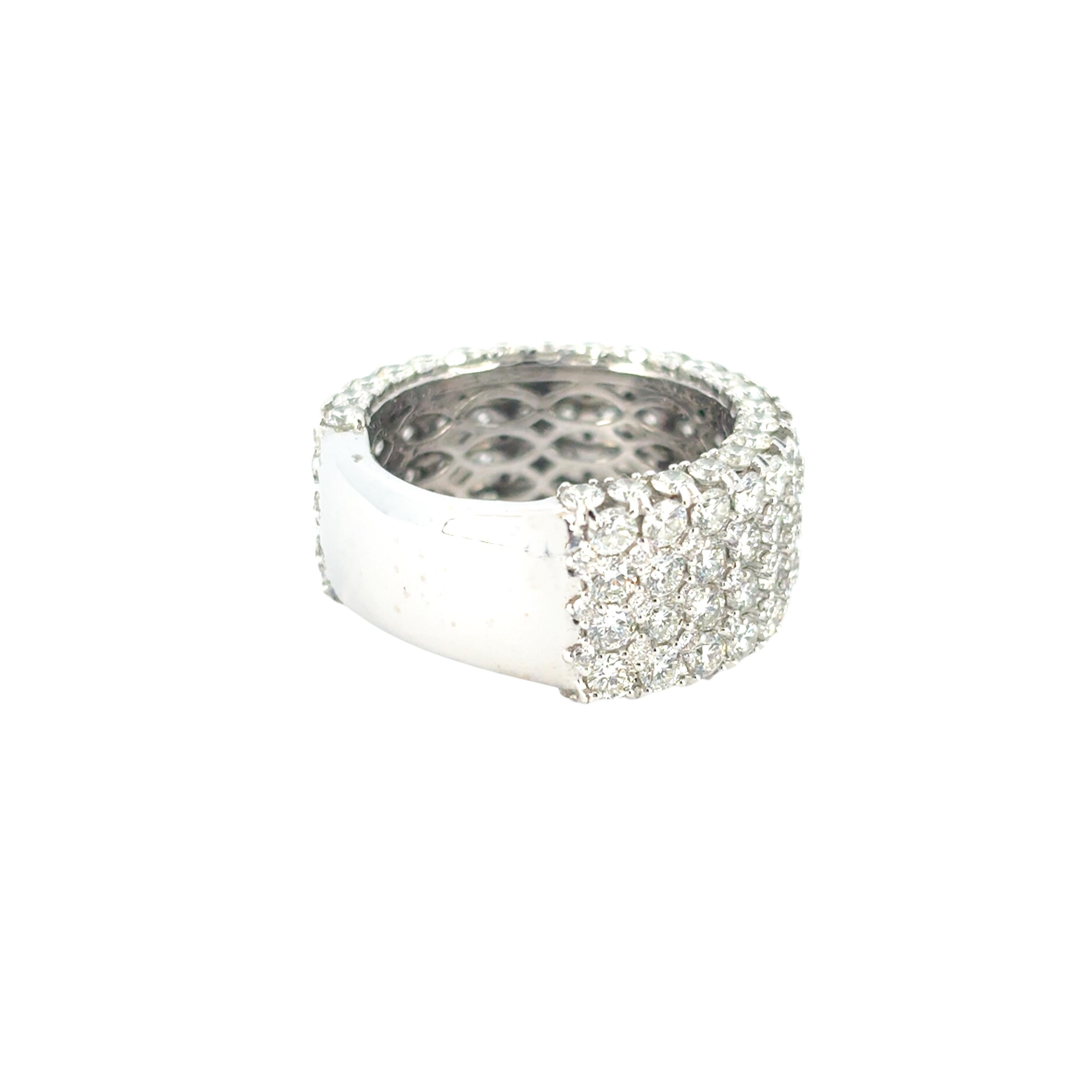 Bague large en or blanc 18 carats avec pavé de diamants naturels ronds brillants de 7,05 carats Pour femmes en vente