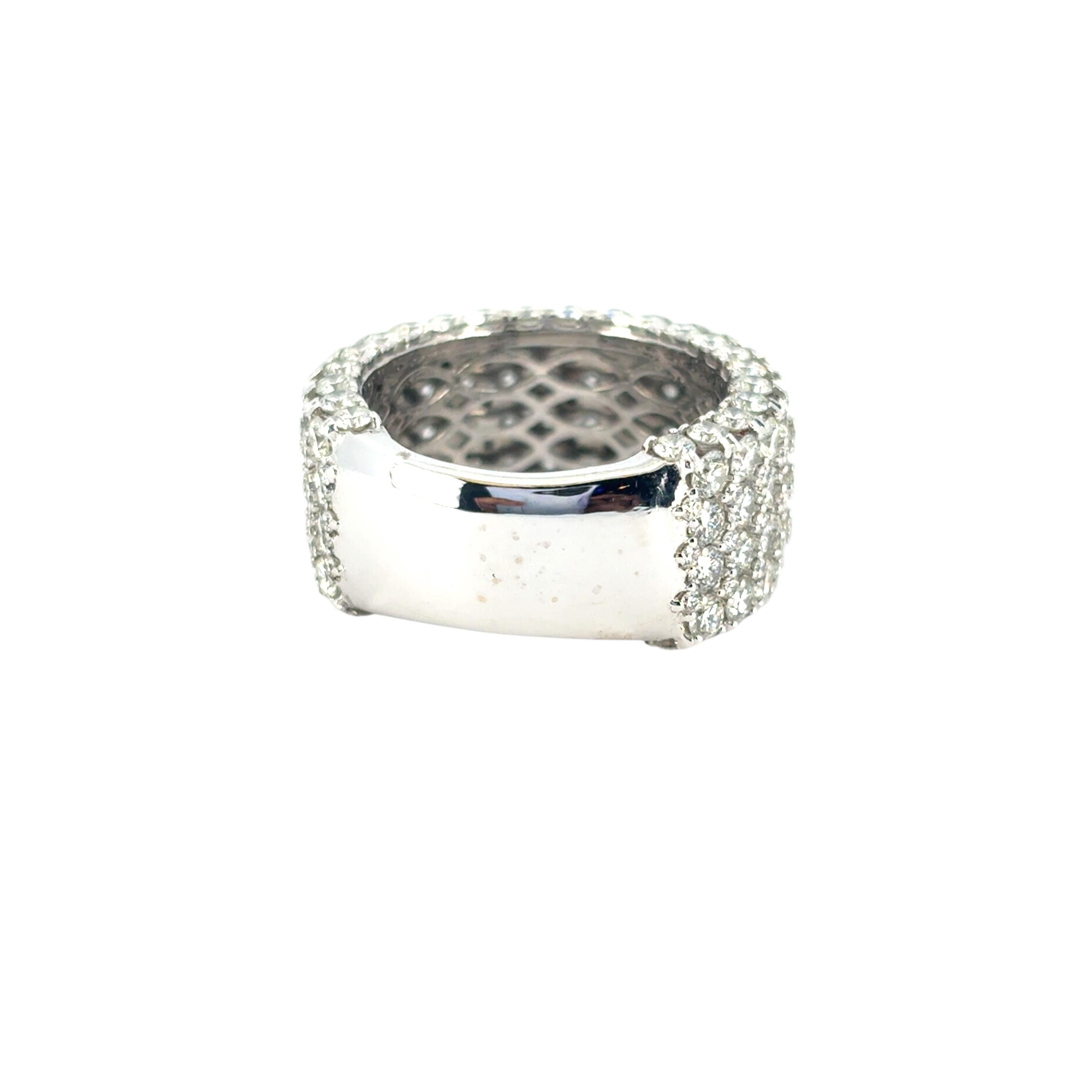 Bague large en or blanc 18 carats avec pavé de diamants naturels ronds brillants de 7,05 carats en vente 1
