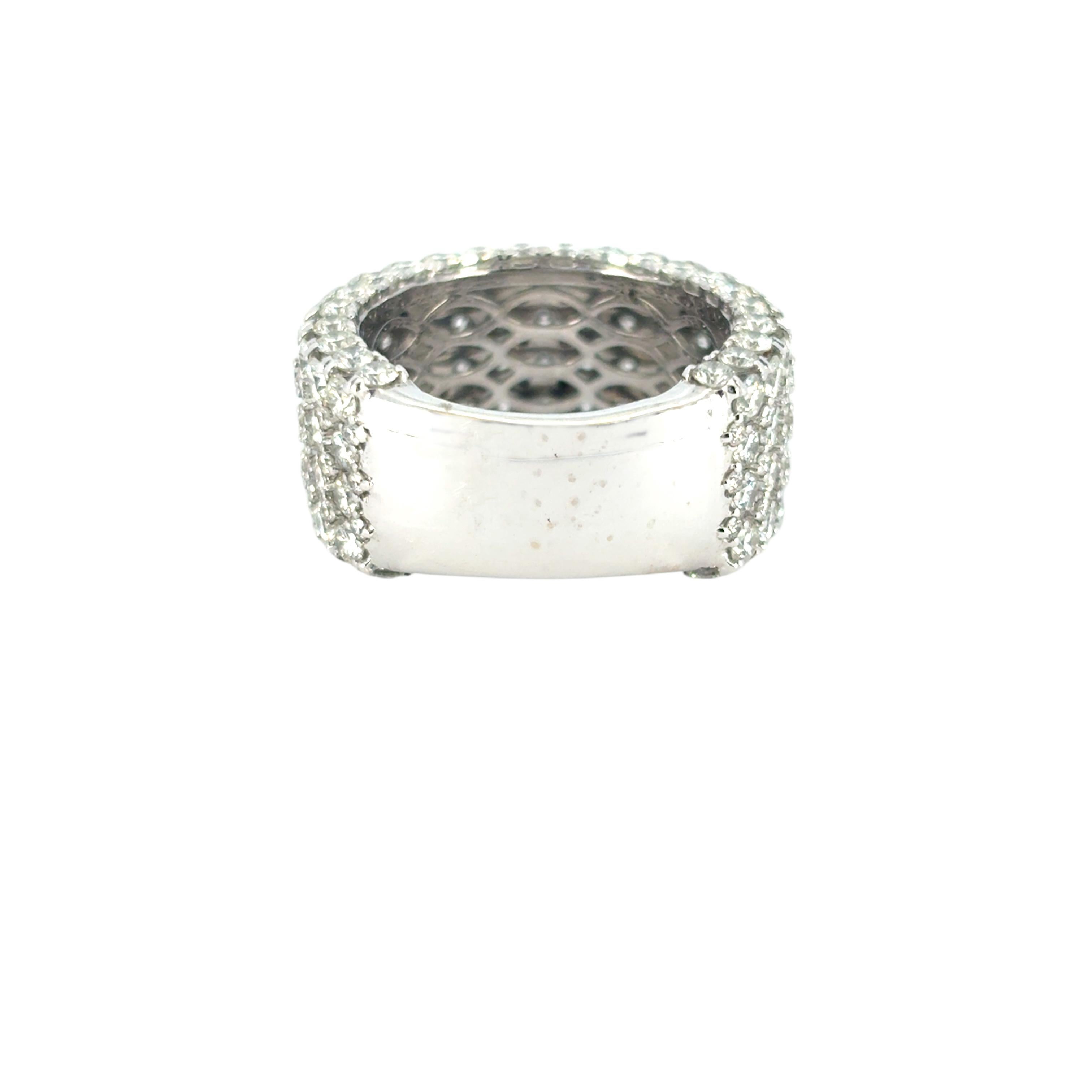 Bague large en or blanc 18 carats avec pavé de diamants naturels ronds brillants de 7,05 carats en vente 2
