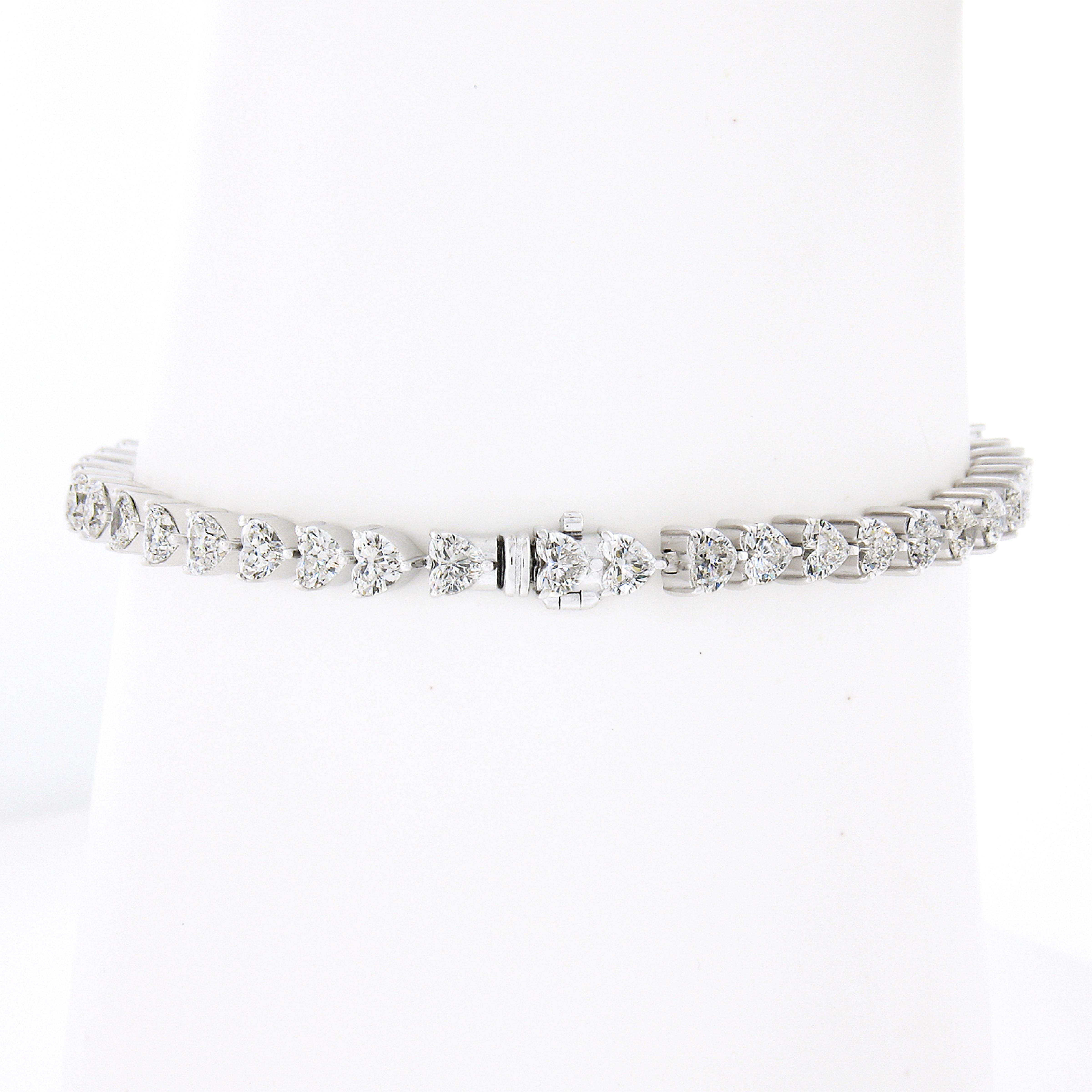 Ce superbe bracelet tennis en ligne de diamants est fabriqué en or blanc 18 carats et serti de 45 diamants de très belle qualité, taillés en cœur. Chacun de ces diamants flamboyants repose individuellement dans une monture panier à griffes fine et