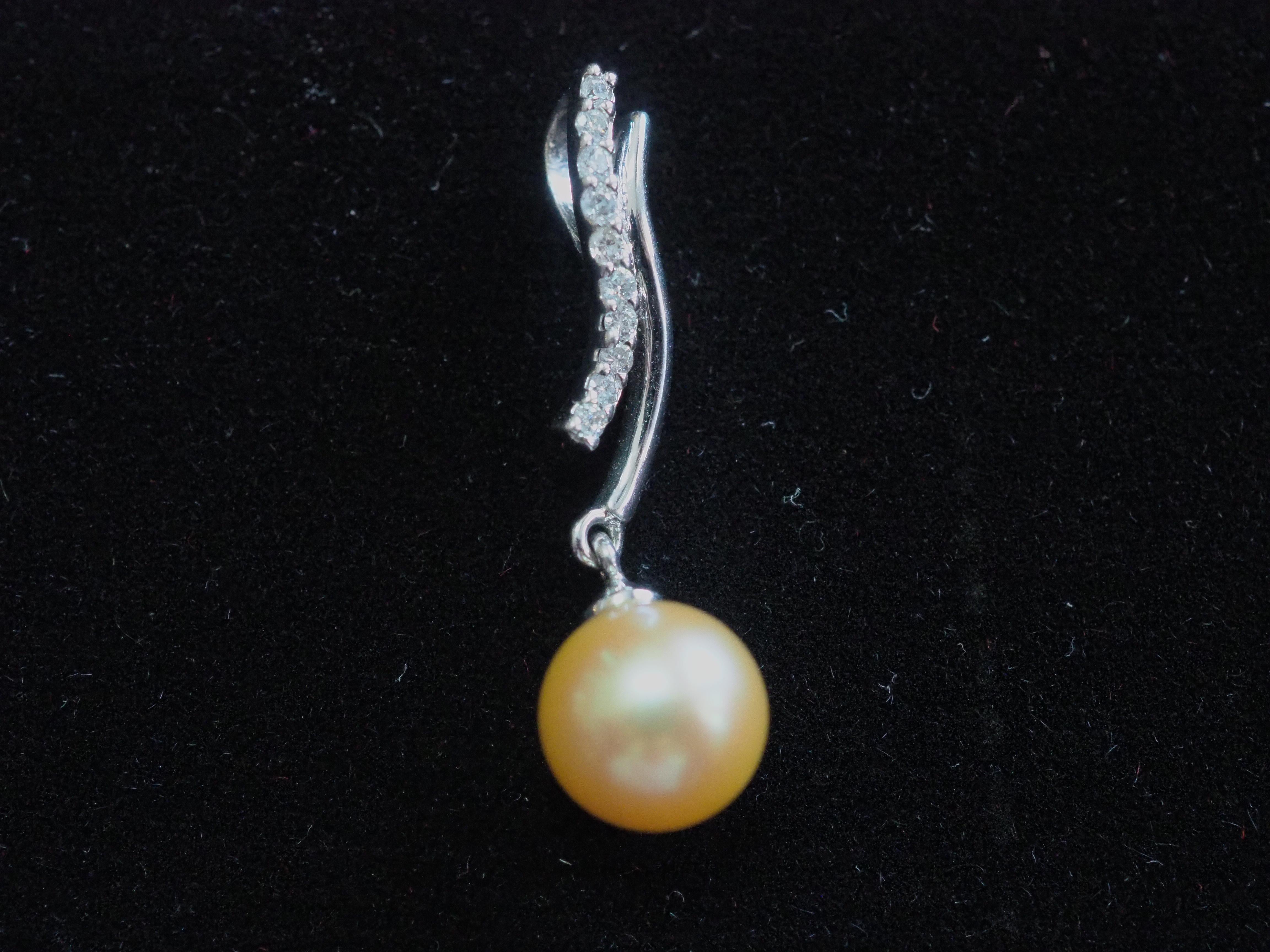 A beautiful and quality drop pendant enhancer. This beautiful piece is crafted using 18K white gold. The piece is adorned with a gorgeous 7.1mm unblemished golden sea pearl and with 0.07 carats of melee diamonds surrounding and icing over the white