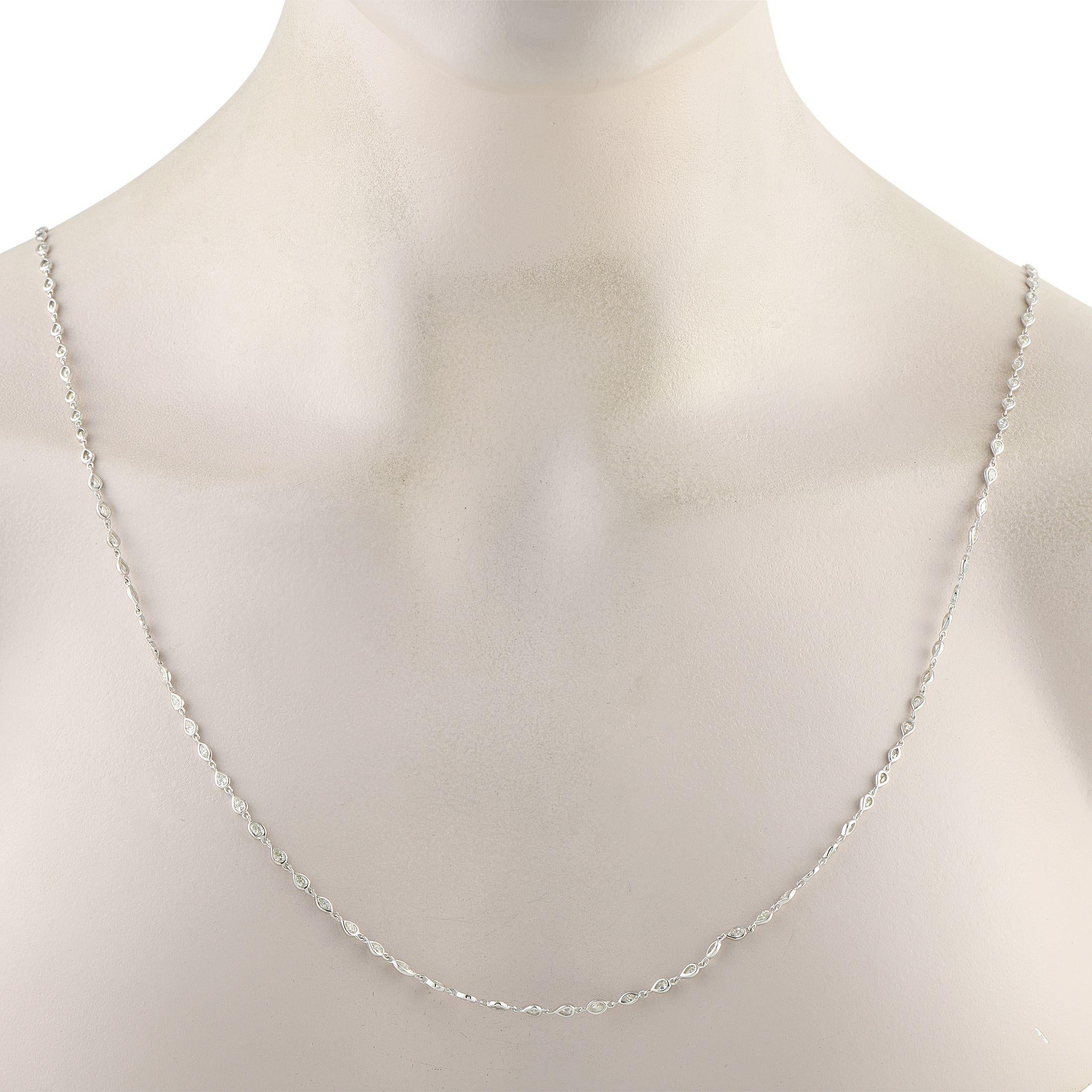 Una collana versatile che si stratifica in modo meraviglioso ma che si distingue da sola. Questo pezzo presenta una linea continua di delicati castoni a forma di pera e di marquise, ognuno dei quali è incastonato con un diamante pregiato. Le piccole
