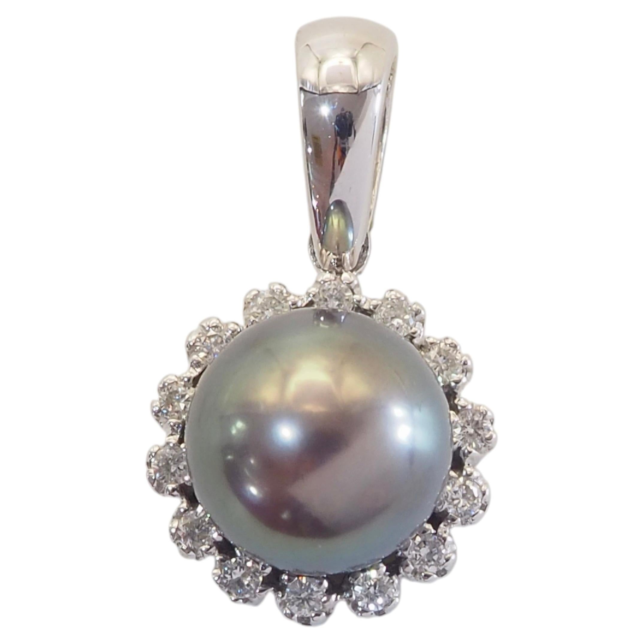 Anhänger aus 18 Karat Weißgold mit einer 7,8 mm großen, pfauengrünen Tahiti-Perle und einem Diamant-Halo von 0,24 Karat im Angebot