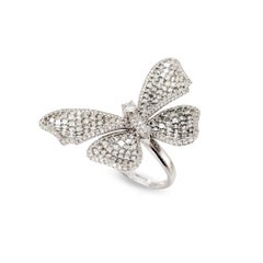 Anillo de cóctel con forma de mariposa, de oro blanco de 18 quilates, con diamantes en talla baguette cuadrada y redonda que suman un total de 7 quilates