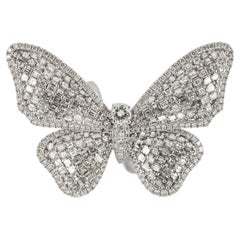 Anillo de cóctel con forma de mariposa, de oro blanco de 18 quilates, con diamantes en talla baguette cuadrada y redonda que suman un total de 7 quilates