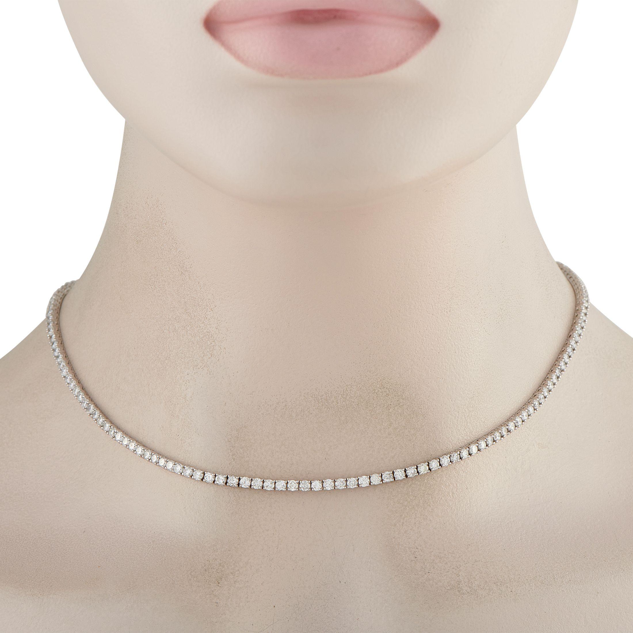 Aggiungi un tocco di raffinatezza a qualsiasi ensemble con questa classica collana da tennis. La semplice montatura in oro bianco 18 carati prende vita grazie a una serie di scintillanti diamanti a taglio rotondo per un totale di 8,06 carati. Ideale