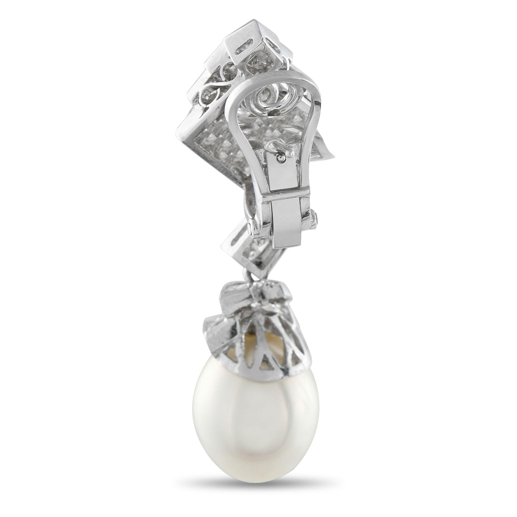 Questi splendidi orecchini eleveranno immediatamente qualsiasi ensemble. Le dettagliate incastonature in oro bianco 18 carati mostrano diamanti per un peso totale di 8,0 carati. Le perle di 16 mm per 13,8 mm rendono il design ancora più mozzafiato.