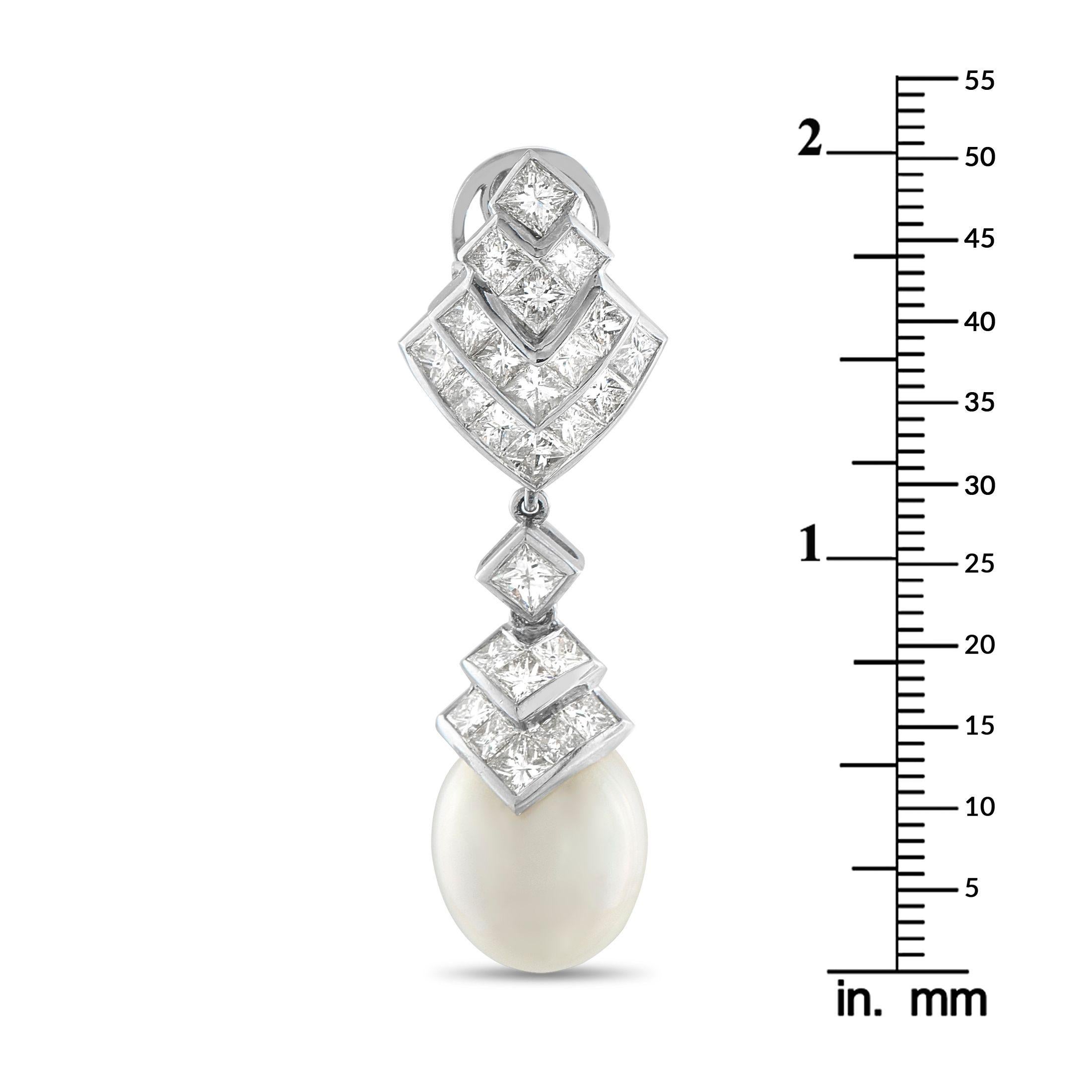 Orecchini con diamanti e perle in oro bianco 18 carati da 8,0 carati In condizioni ottime in vendita a Southampton, PA