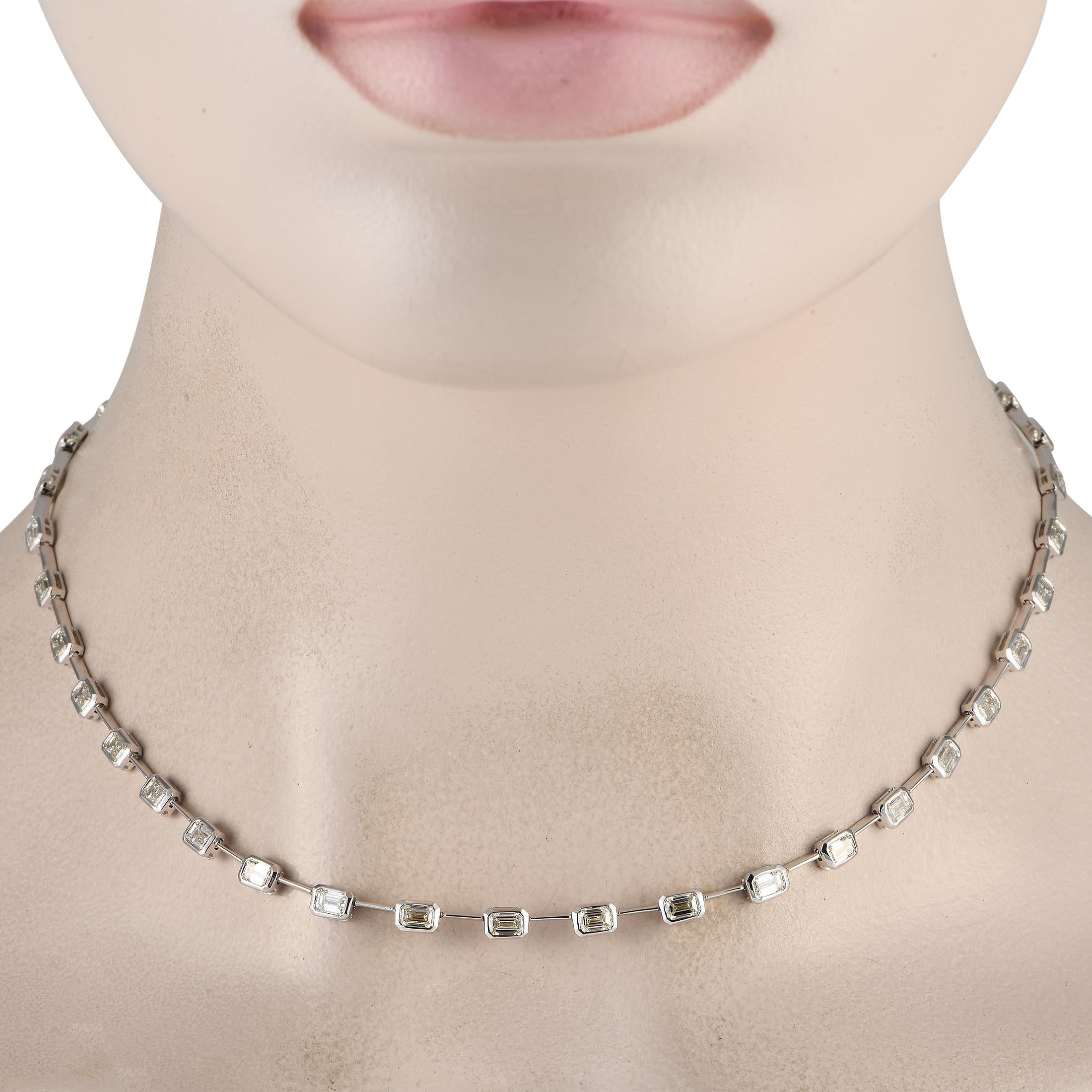 Entrez dans la lumière avec ce collier en diamants qui présente des diamants taillés en escalier avec des coins coupés. Cette pièce en or blanc présente une seule ligne de diamants facettés et taillés en escalier, chacun étant fixé par une lunette.